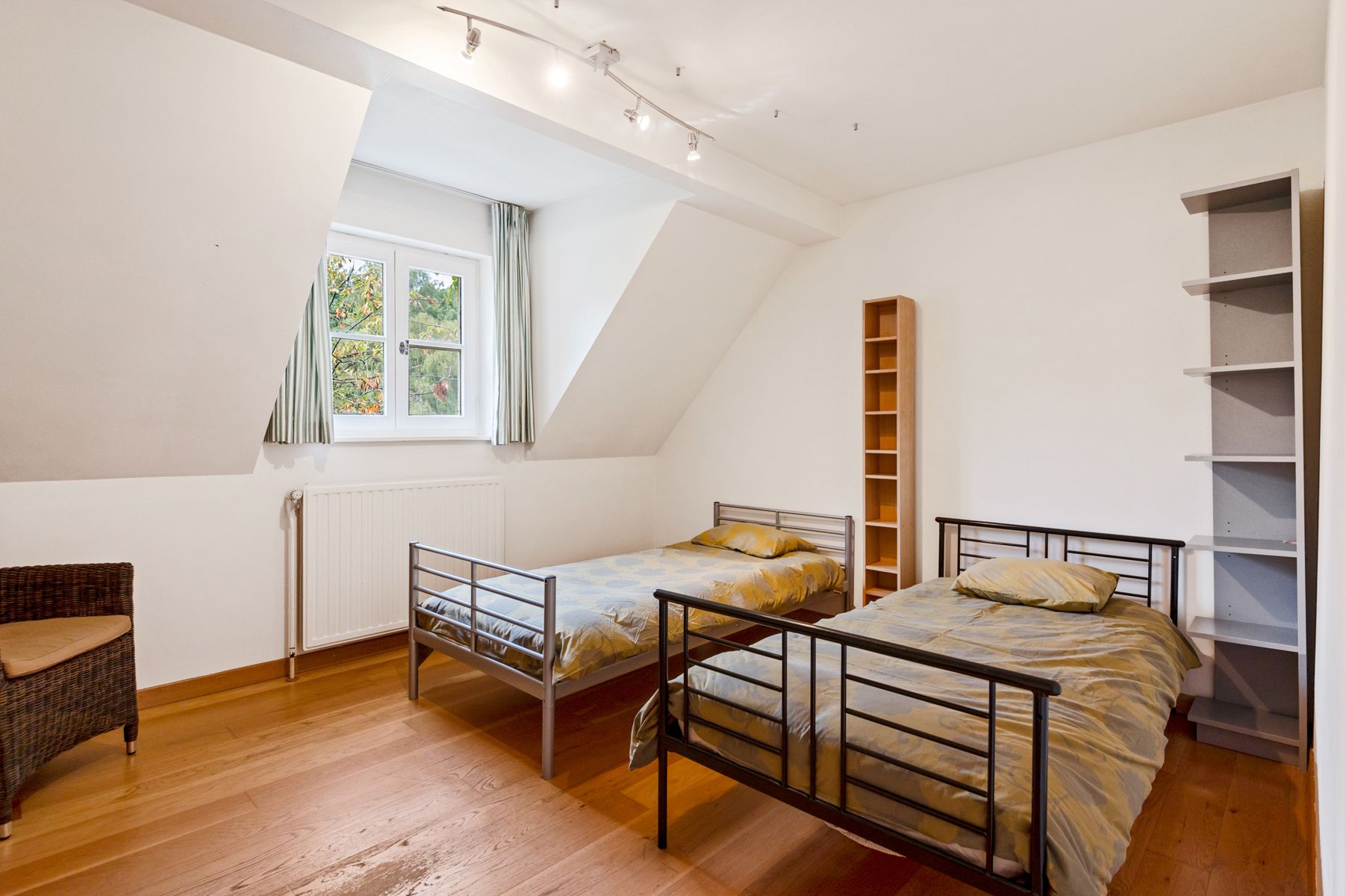 Ruime villa met aparte praktijkruimte op ca. 2.168 m2. foto 19