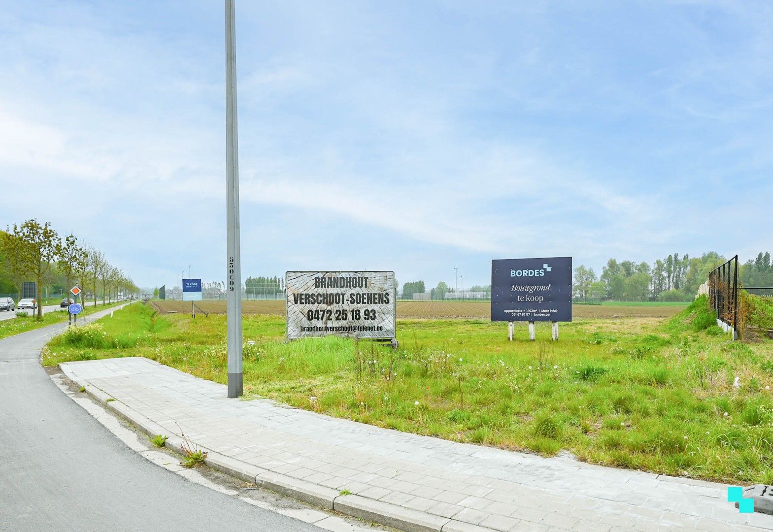 Ruim perceel bouwgrond zonder bouwverplichting foto {{pictureIndex}}