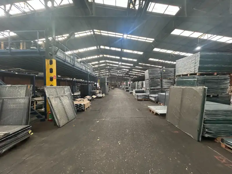 Ruim industrieel magazijn van ca. 6.900 m² met parkeerfaciliteiten foto 7