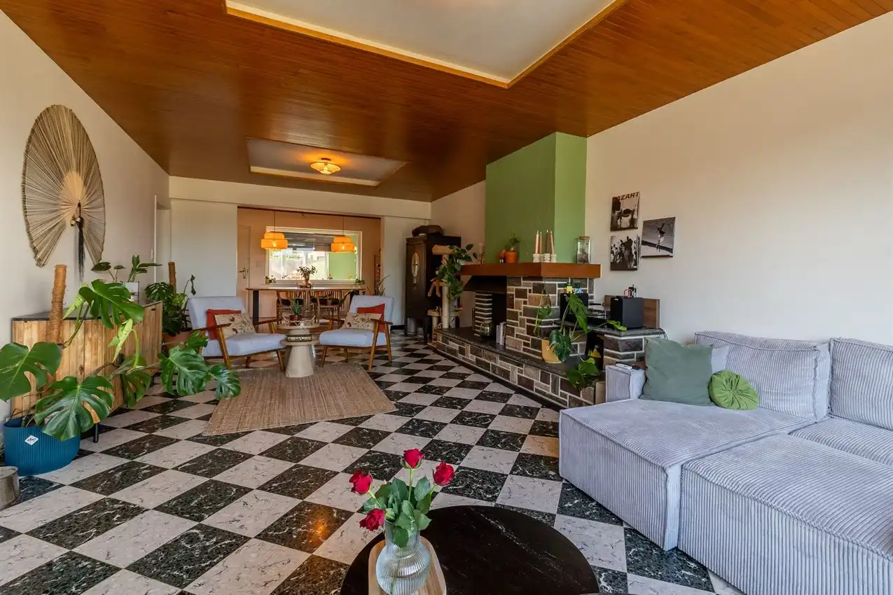 Ruime retrowoning met EPC C,  zuidtuin en achterliggende toegang. foto 5