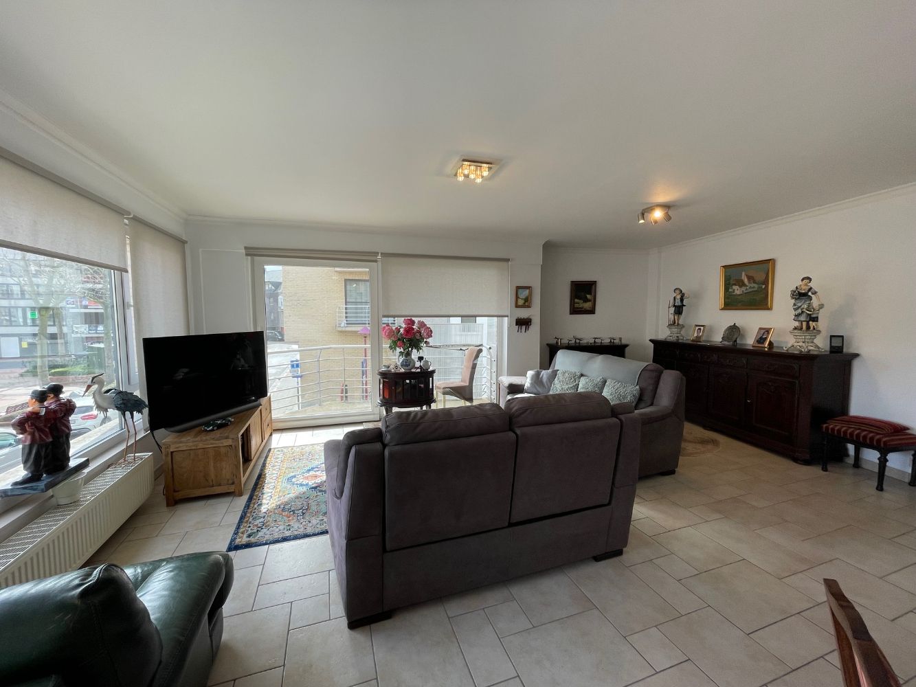 Ruim zonnig appartement met drie slaapkamers, twee badkamers en terras in een gebouw op de Markt. foto 6