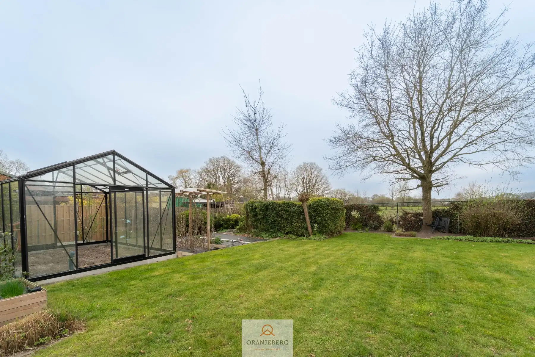 Magazijn met kantoor en woonst foto 26