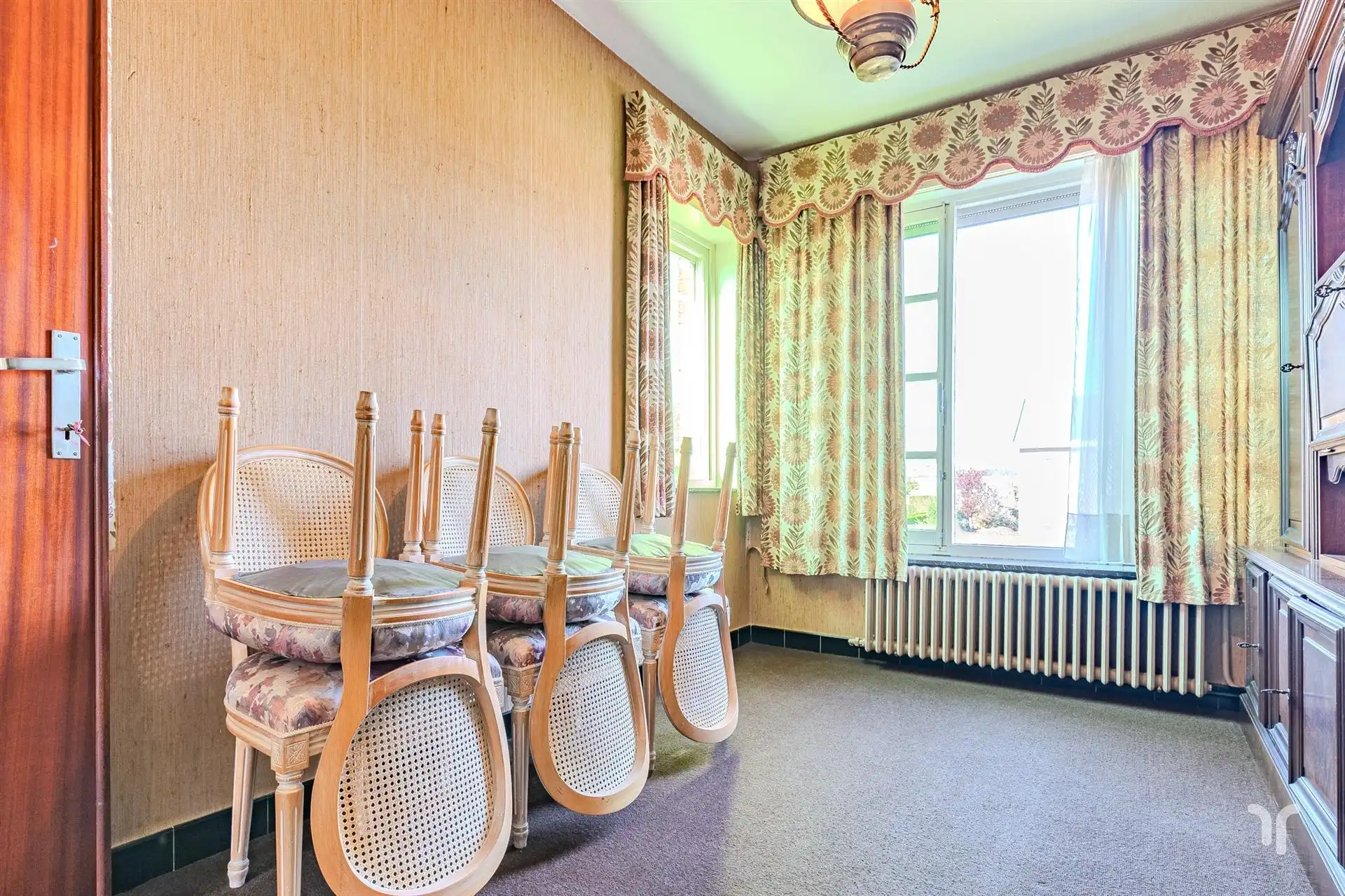 Te renoveren karaktervolle burgerwoning op ruim, zuidgericht perceel met oprit en garages. foto 13