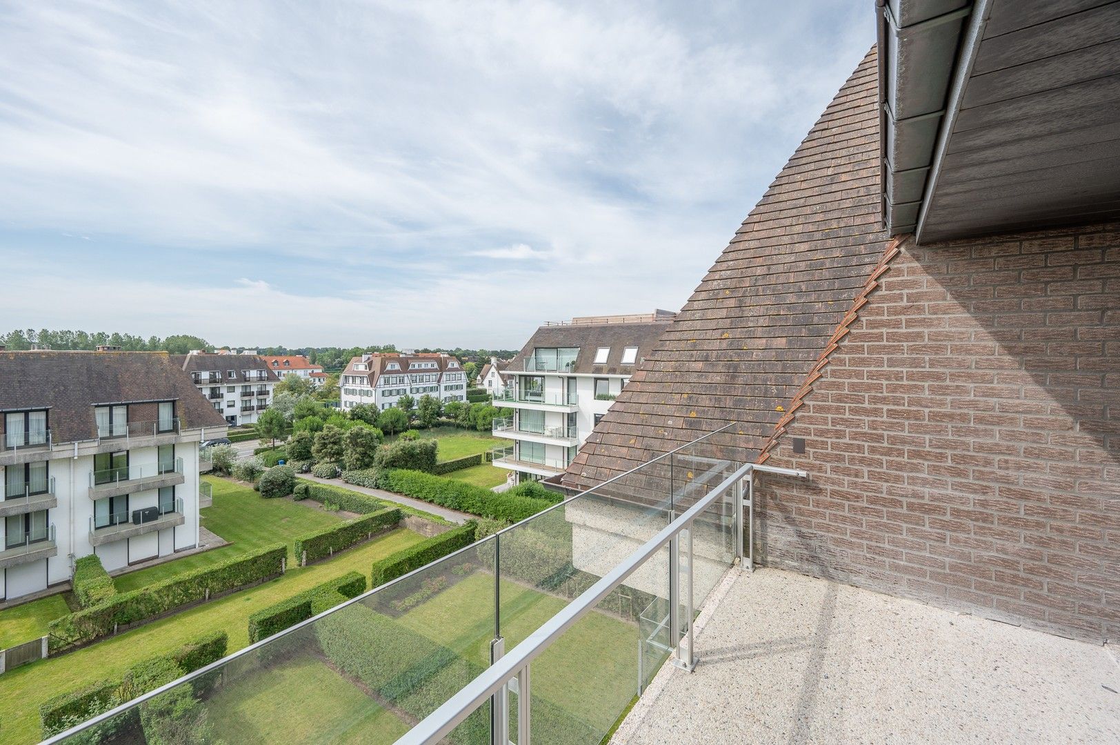 Magnifiek appartement op de wandeldijk in het Zoute, met adembenemend frontaal zeezicht. foto 26