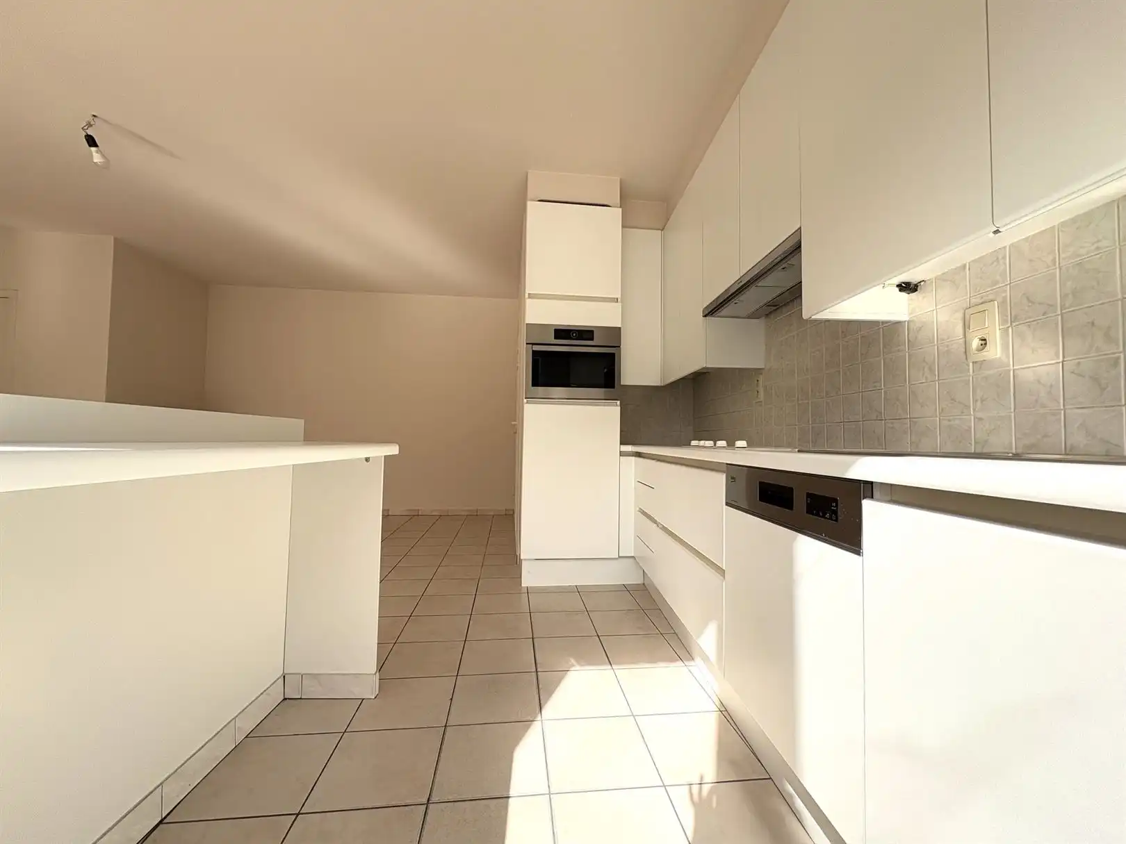 Volledig gerenoveerd gelijkvloers appartement foto 9