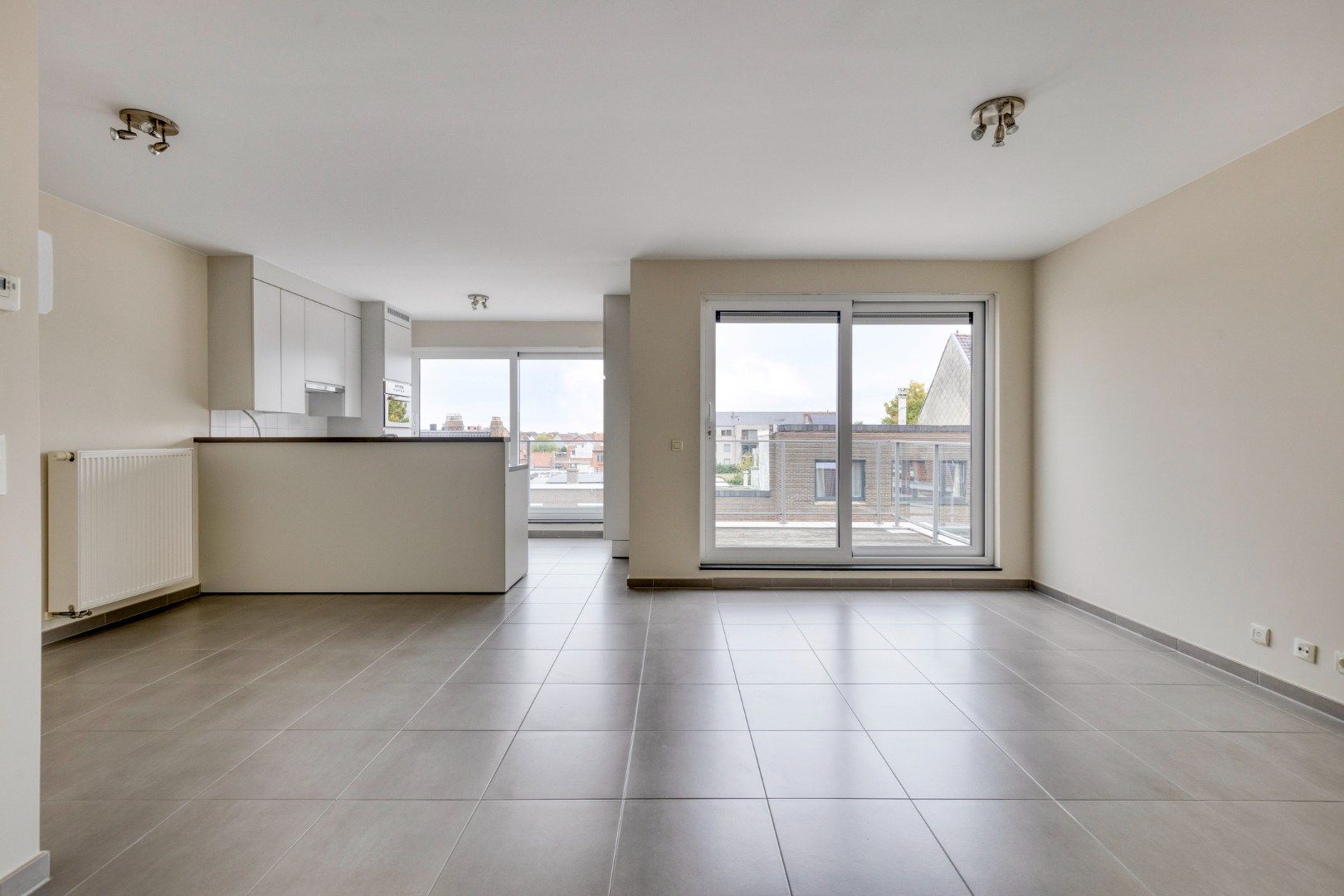 Mooi recent appartement met groot terras en garage! foto 3