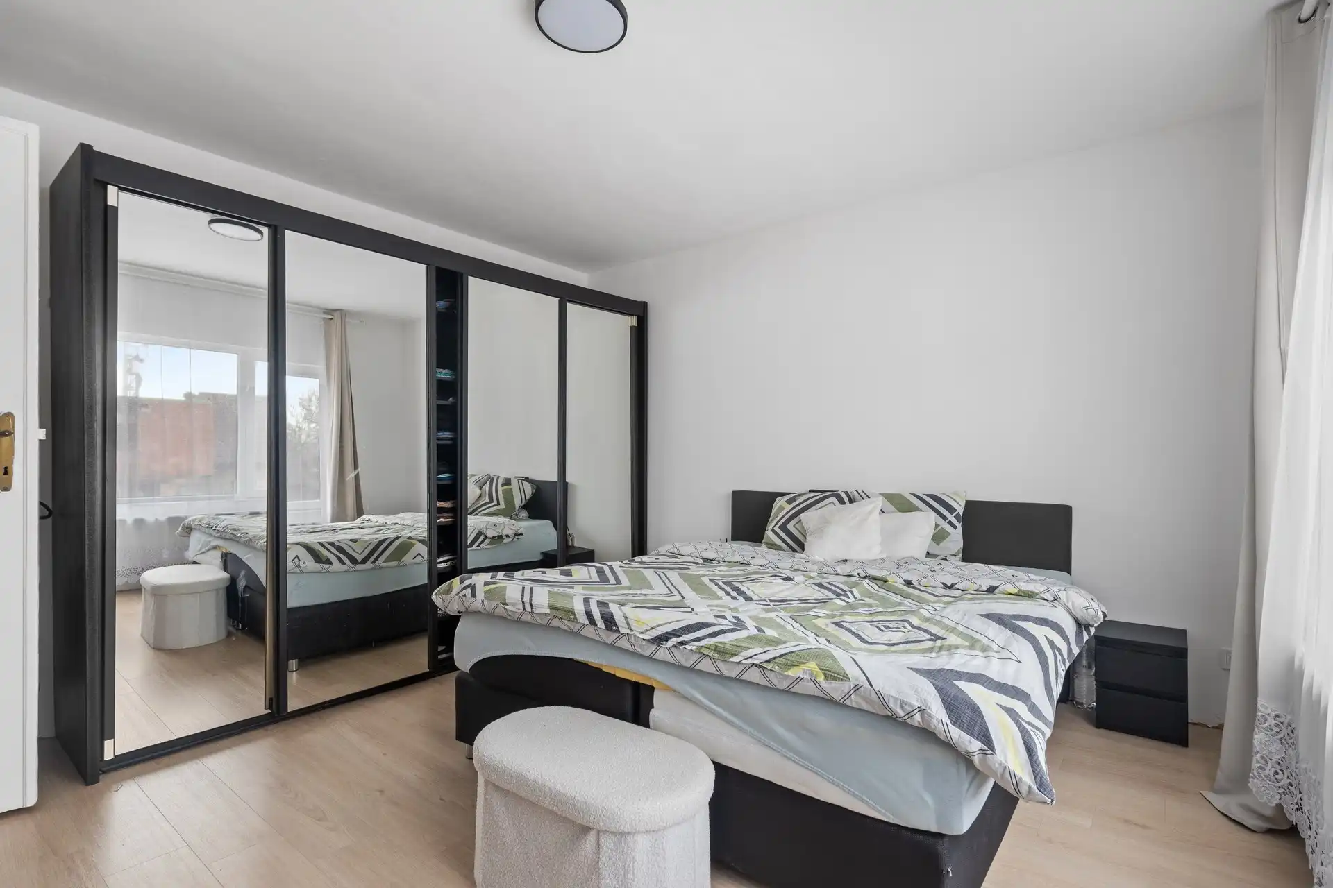 Instapklare, halfopen bebouwing, met 6 slaapkamers, op 329m² grond te Overmere.  foto 7