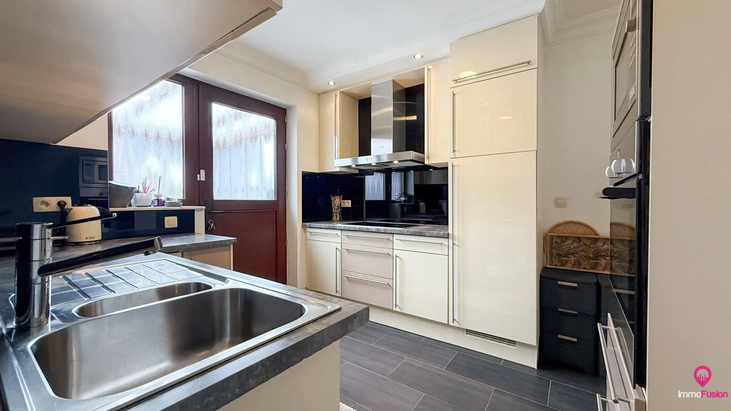 Ruime gezinswoning met 4 slpk, zonnepanelen en grote tuin! foto 16