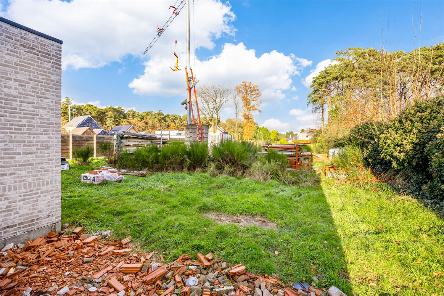 Idealis Vastgoed – Charmante CASCO+ woning met 2 tot 3 ruime slaapkamers, ruime woonkamer met open keuken, berging, achterinkom met wasruimte, badkamer en met maar liefst 18 zonnepanelen. De woning is gelegen op een rustig perceel aan de bosrand. foto 15