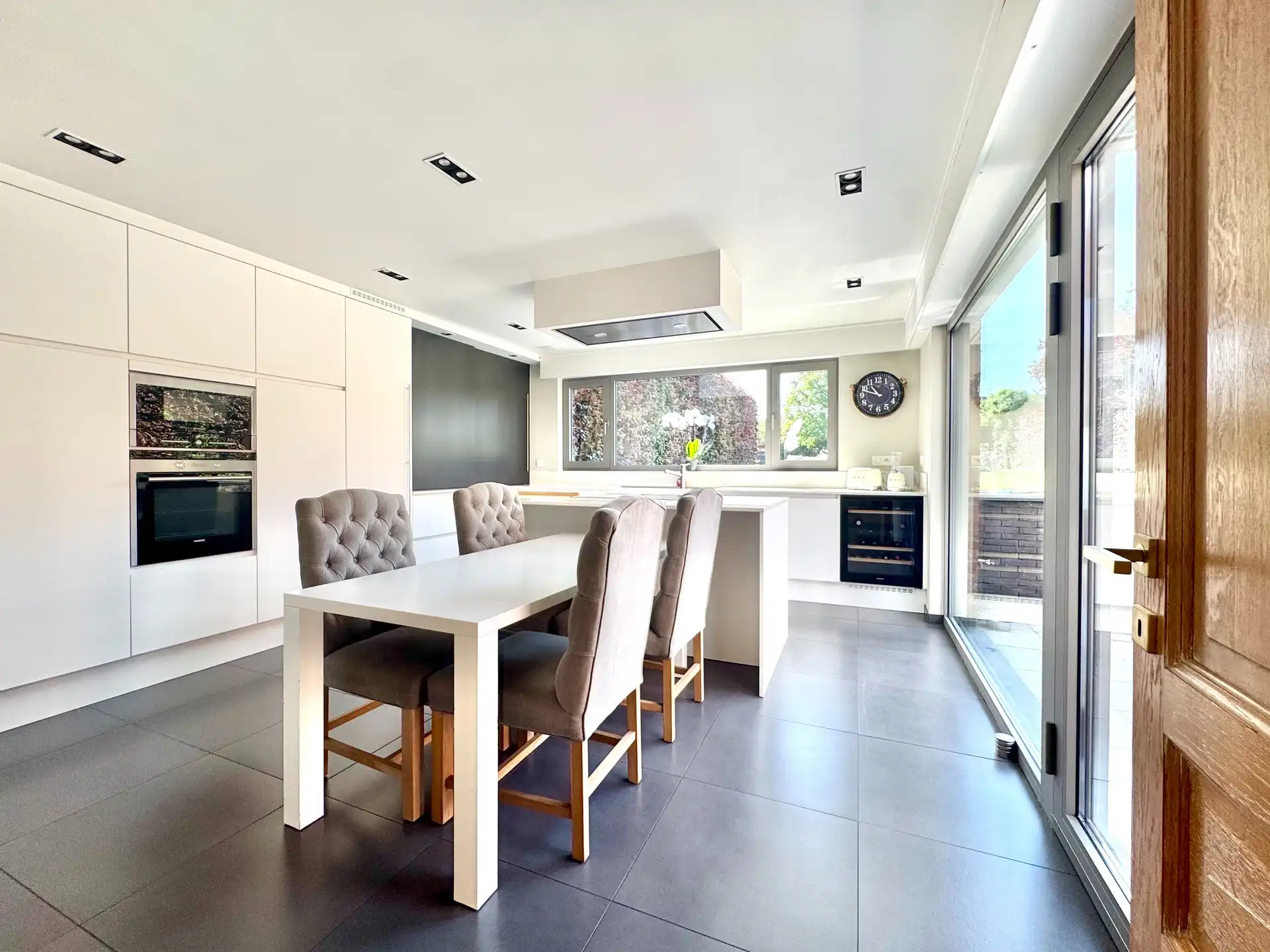 BREDE GEVEL- WOONST| HANDELSGELIJKVLOERS OF KANTOOR| DUBBELE GARAGE | TUIN |1.055 M² foto 10