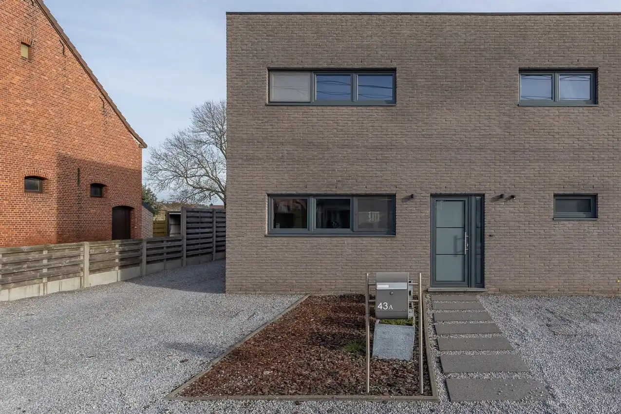 E28 | 2016/ Zonnepanelen | 3 slaapkamers | Grote tuin | Aparte garage | Nabij E314 en groen foto 2