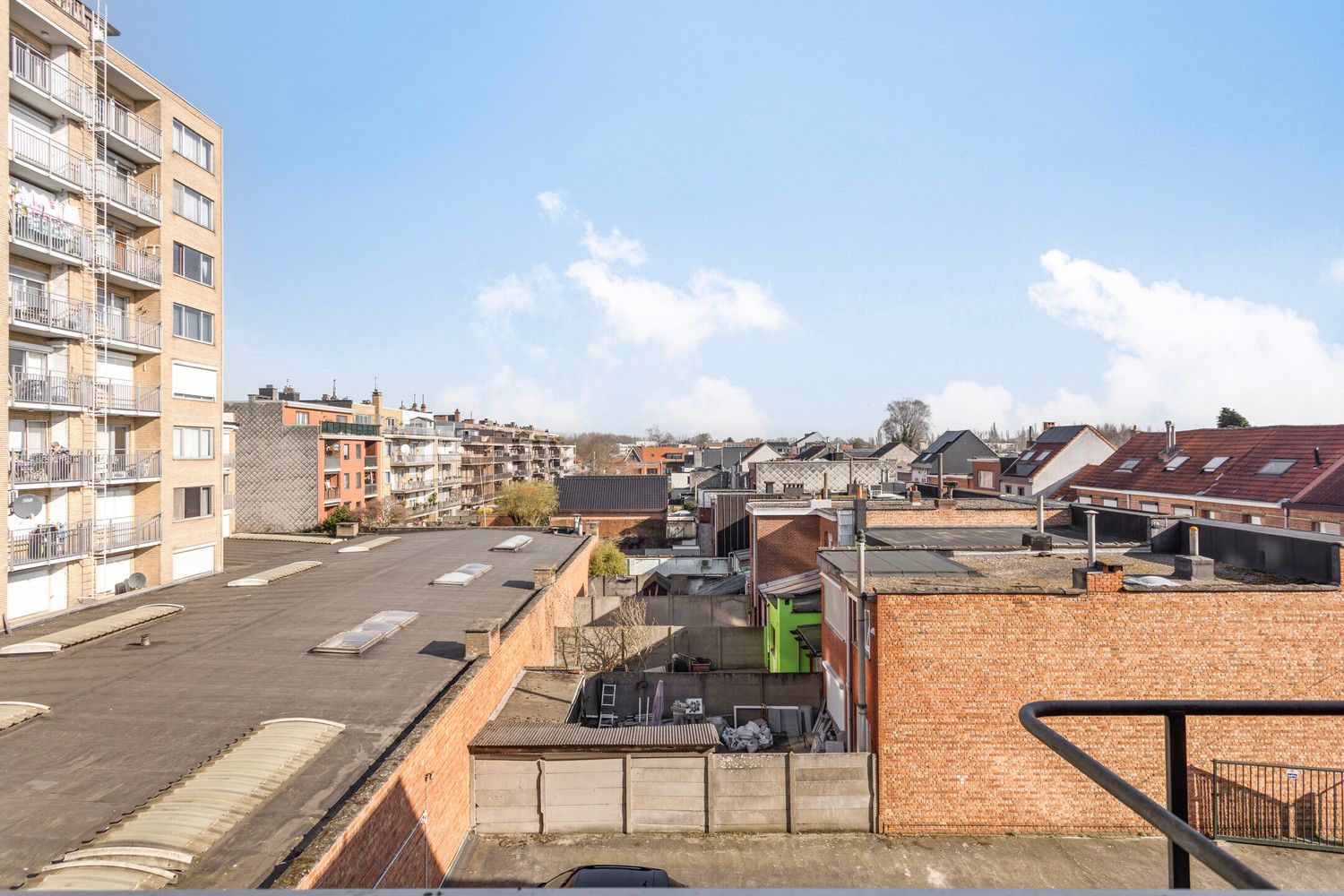 Centraal gelegen lichtrijk en ruim te renoveren appartement met 2 slaapkamers en terras. foto 21