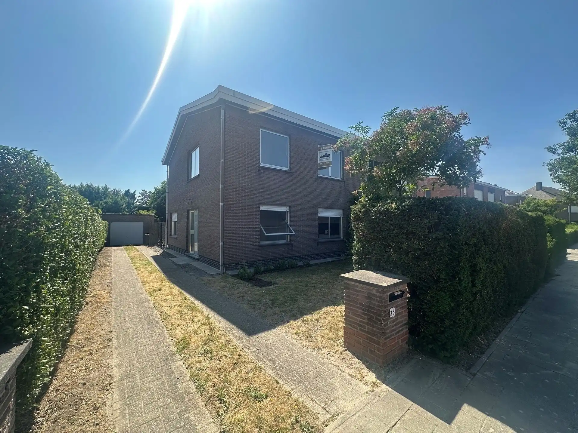 Ruime gezinswoning met 4 slaapkamers, garage en tuin. foto {{pictureIndex}}