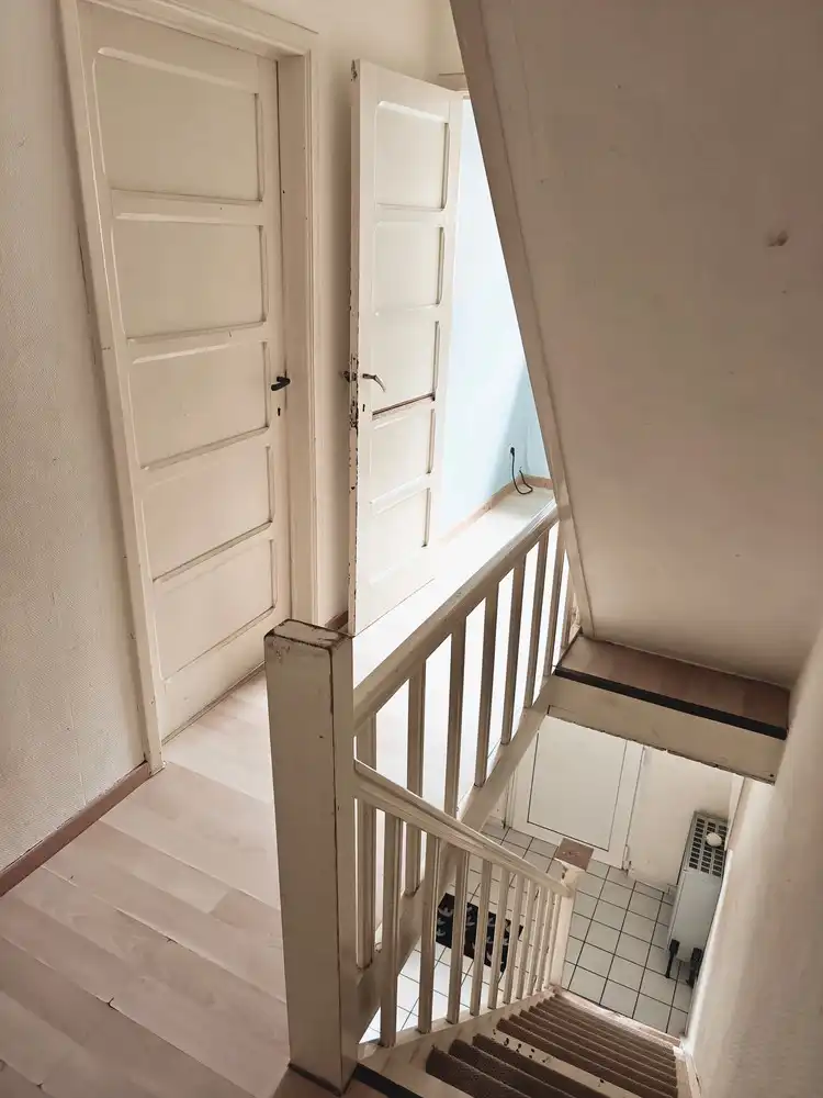 Te renoveren rijwoning met 4 slaapkamers en leuke stadstuin. foto 11