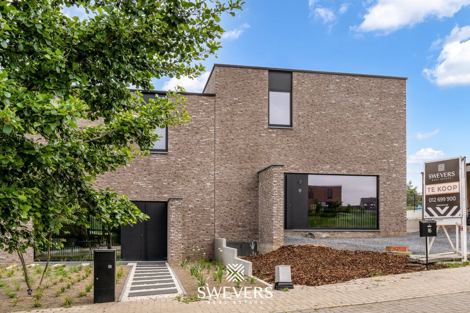 Ruim en energiezuinige nieuwbouwwoning in rustige straat te Borgloon foto {{pictureIndex}}