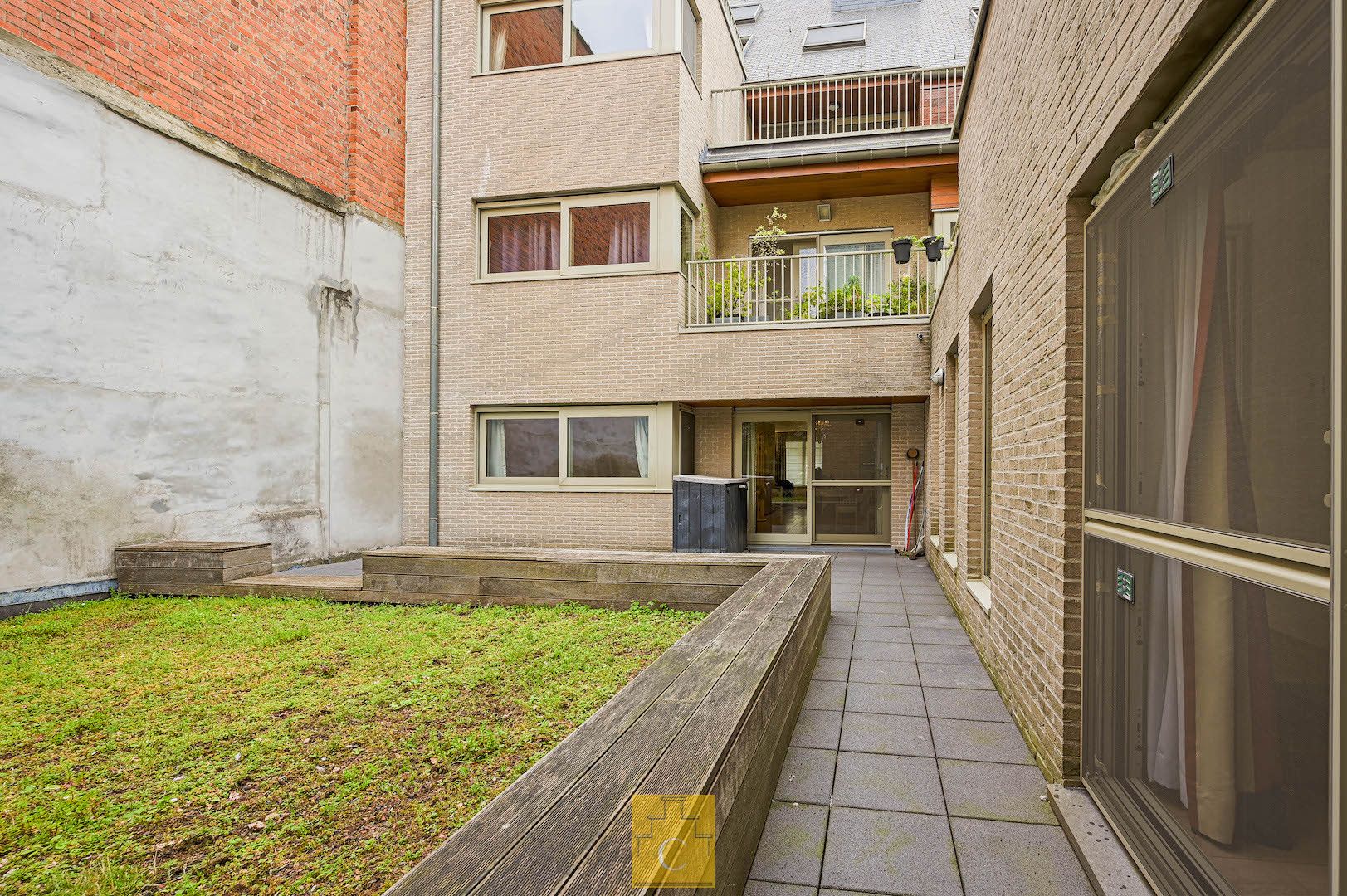 Gelijkvloersappartement zonneterras en tuin,  autostandplaats in kleine luxe-residentie tussen Sint-Salvators en Markt foto 7