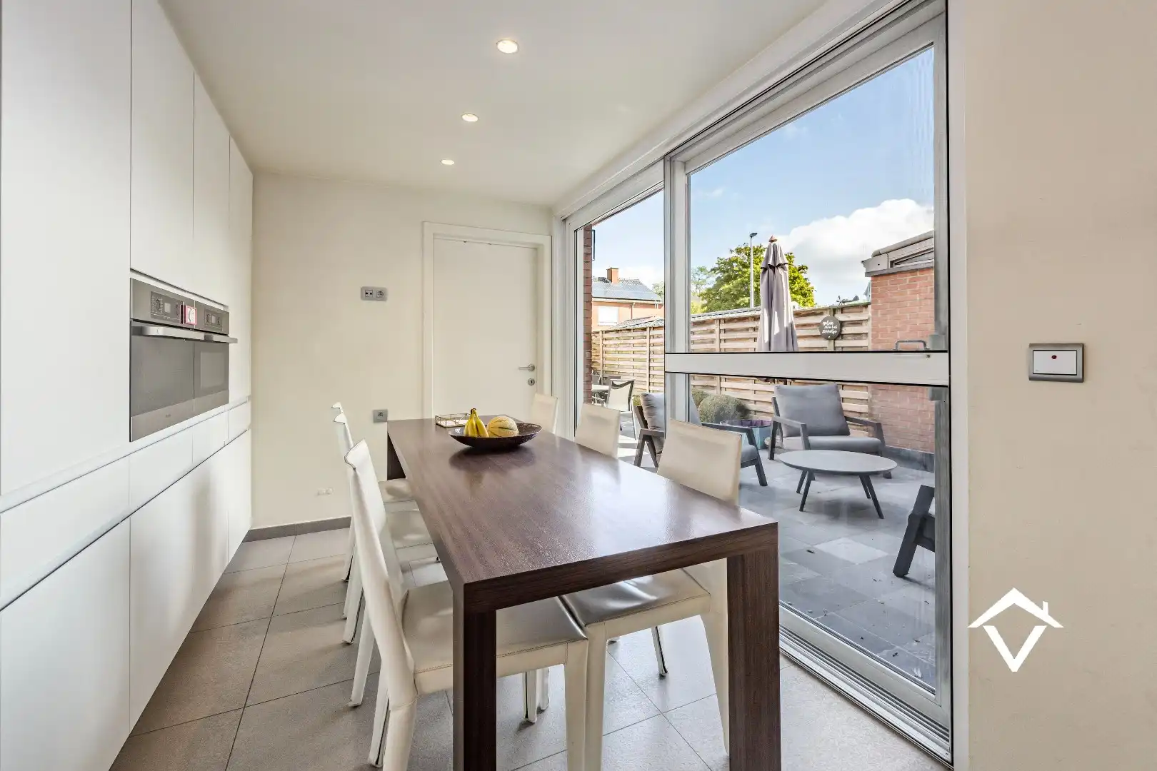 Recente halfopen bebouwing met 3 slaapkamers, garage en terras tuin foto 9