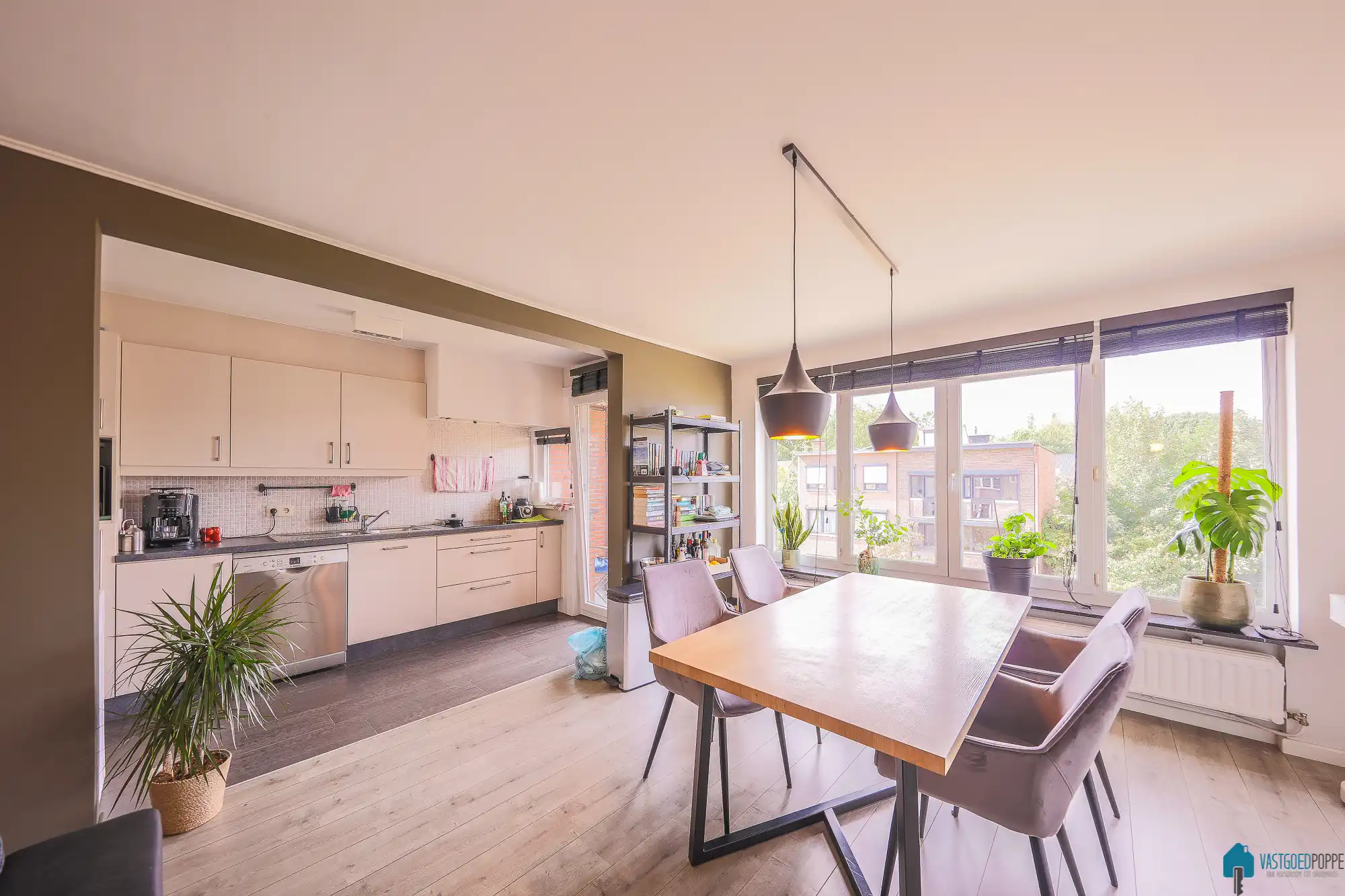 Gerenoveerd appartement met terras foto 6