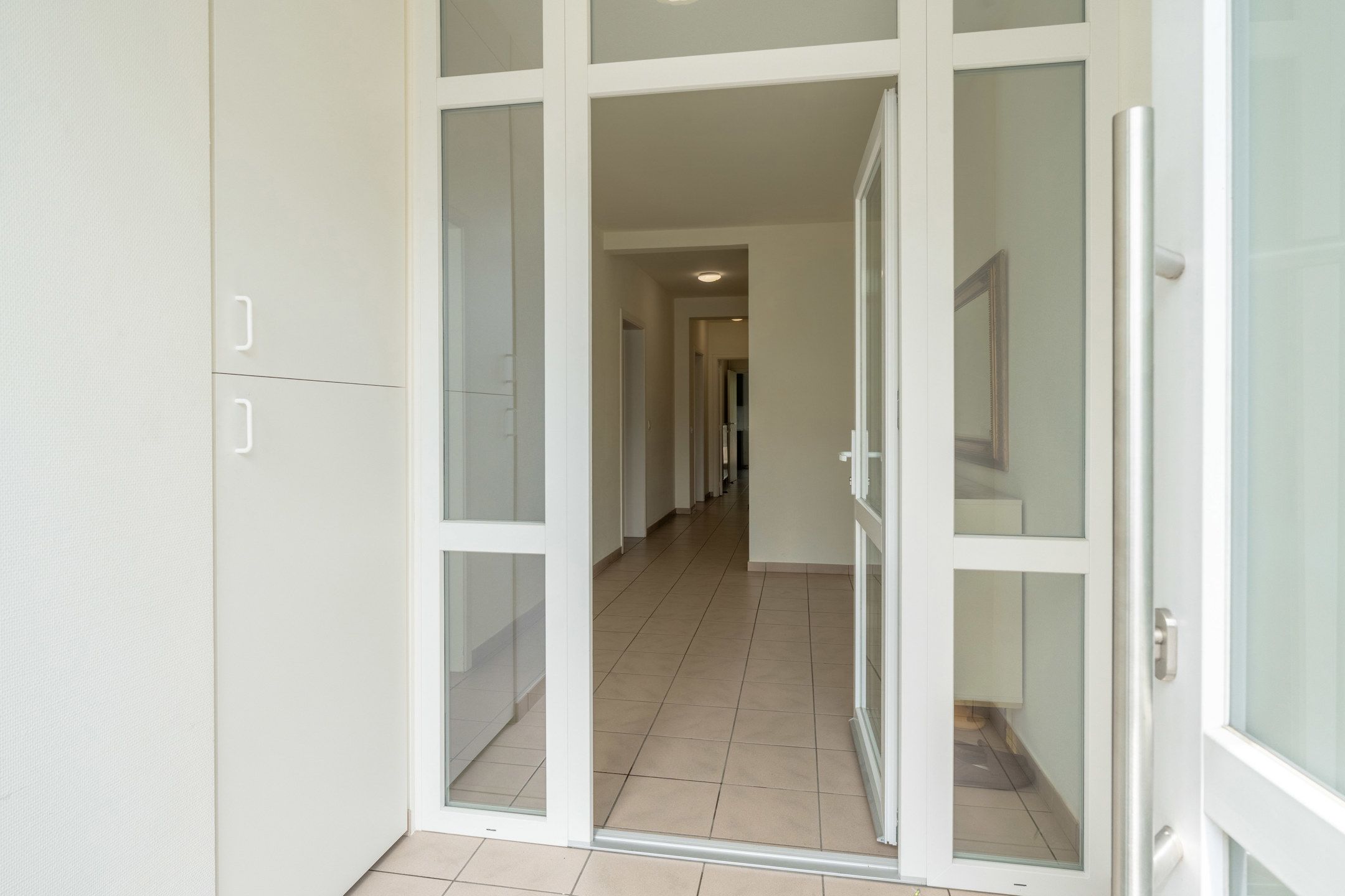 Volledig vernieuwde  woning/kantoor/handelspand met 5 slpks foto 4