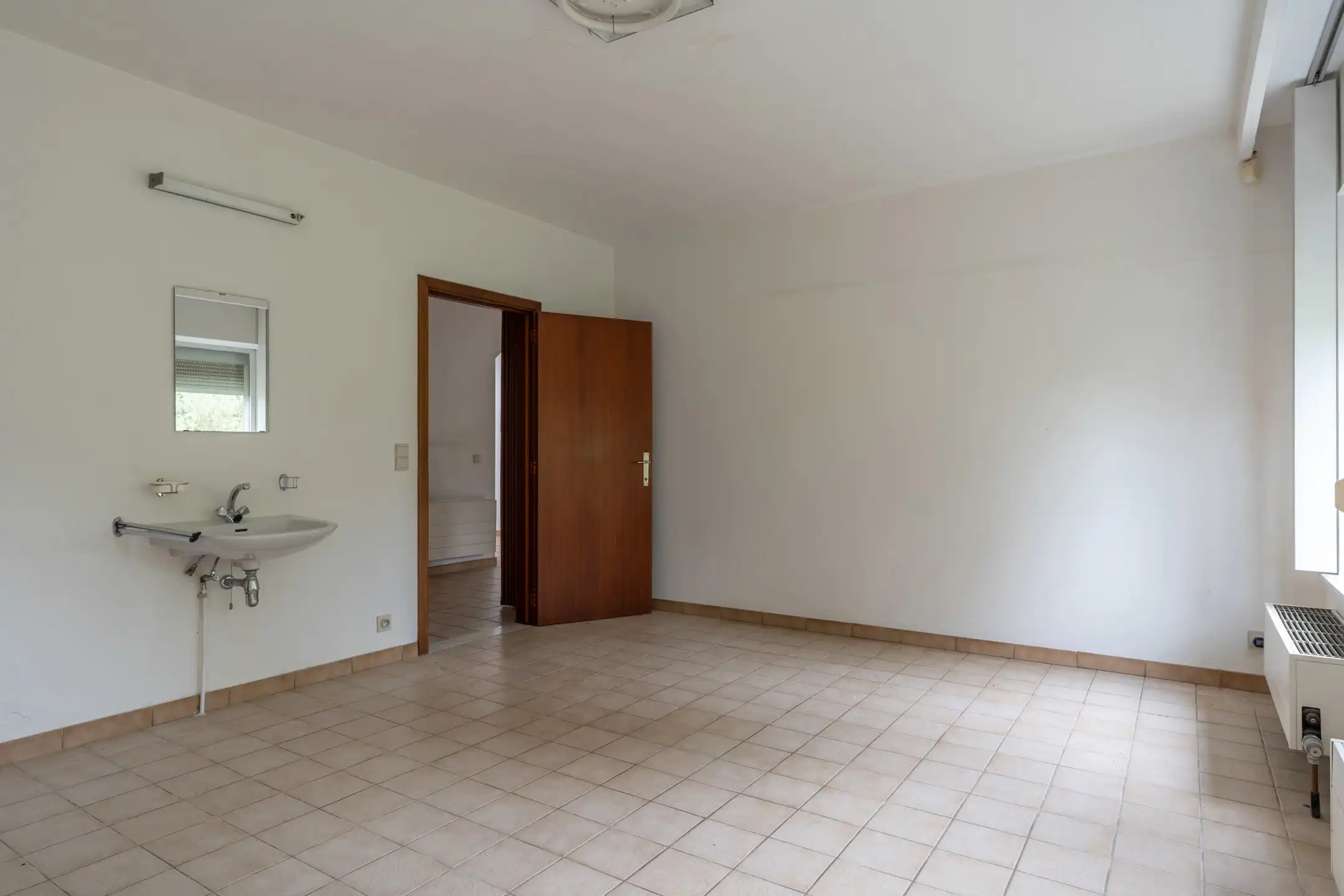 Ruime laagbouw met 3-4 slpk én praktijk en grote garage foto 10