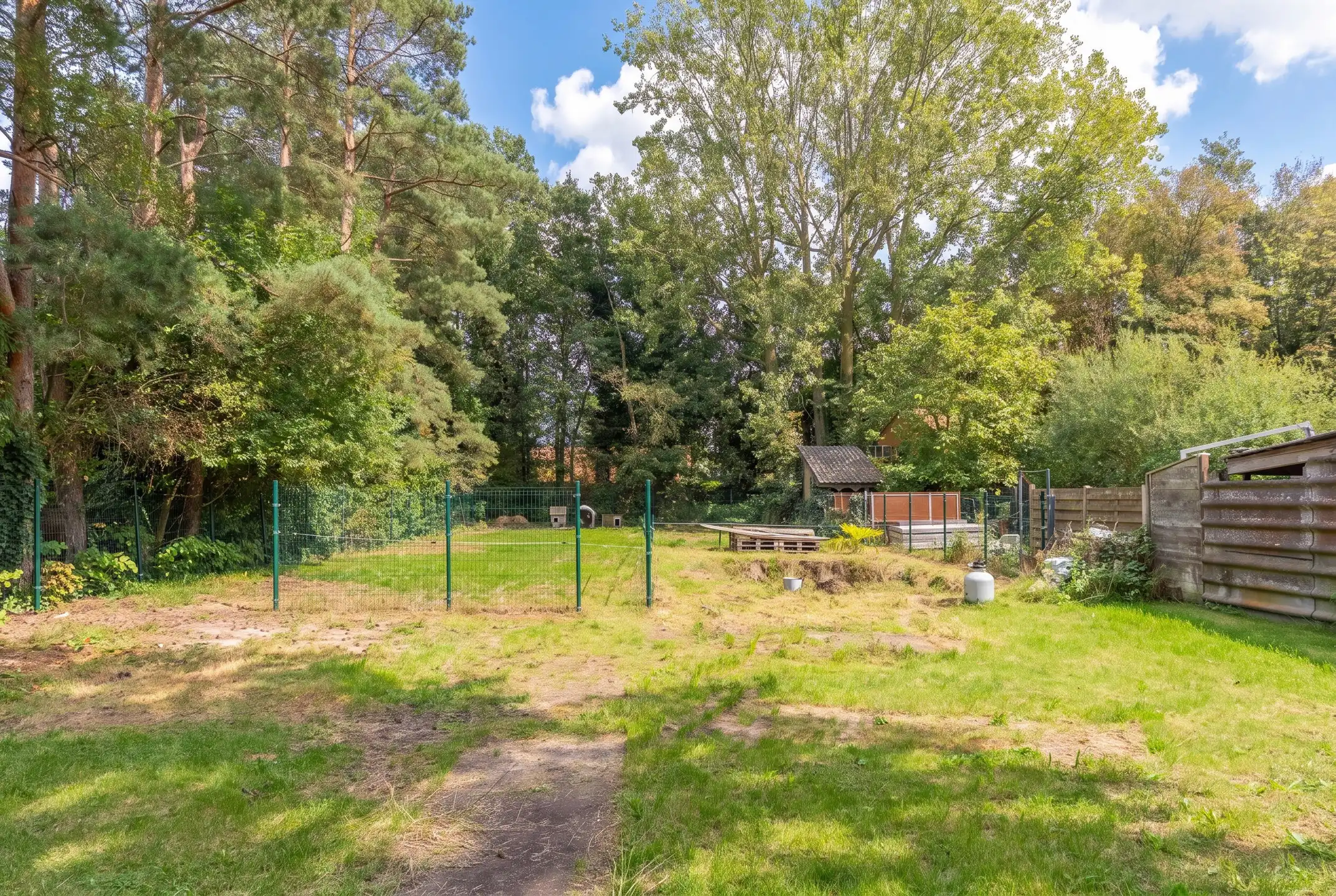 Ger. woning met 3 slpk en grote garage/werkplaats op 1.705 m² foto 3
