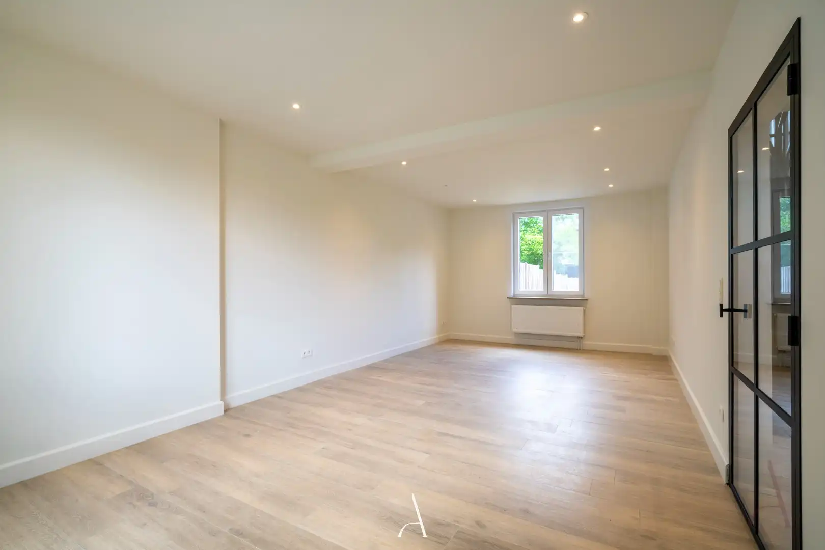 Volledig gerenoveerde stadswoning van 269 m² met 6 slaapkamers en carport in het centrum van Maaseik foto 5