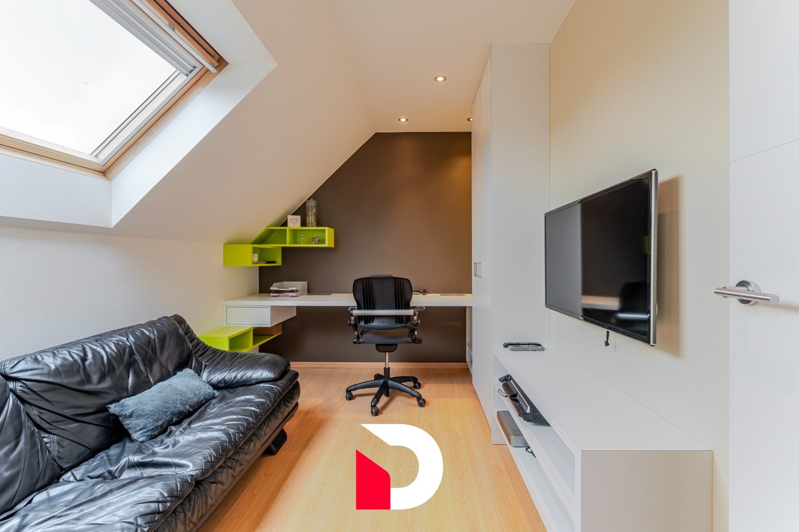 Vrijstaande woning met zwembad op een beheersbaar perceel met 4 slk.'ers  in kindvriendelijke woonwijk. foto 15