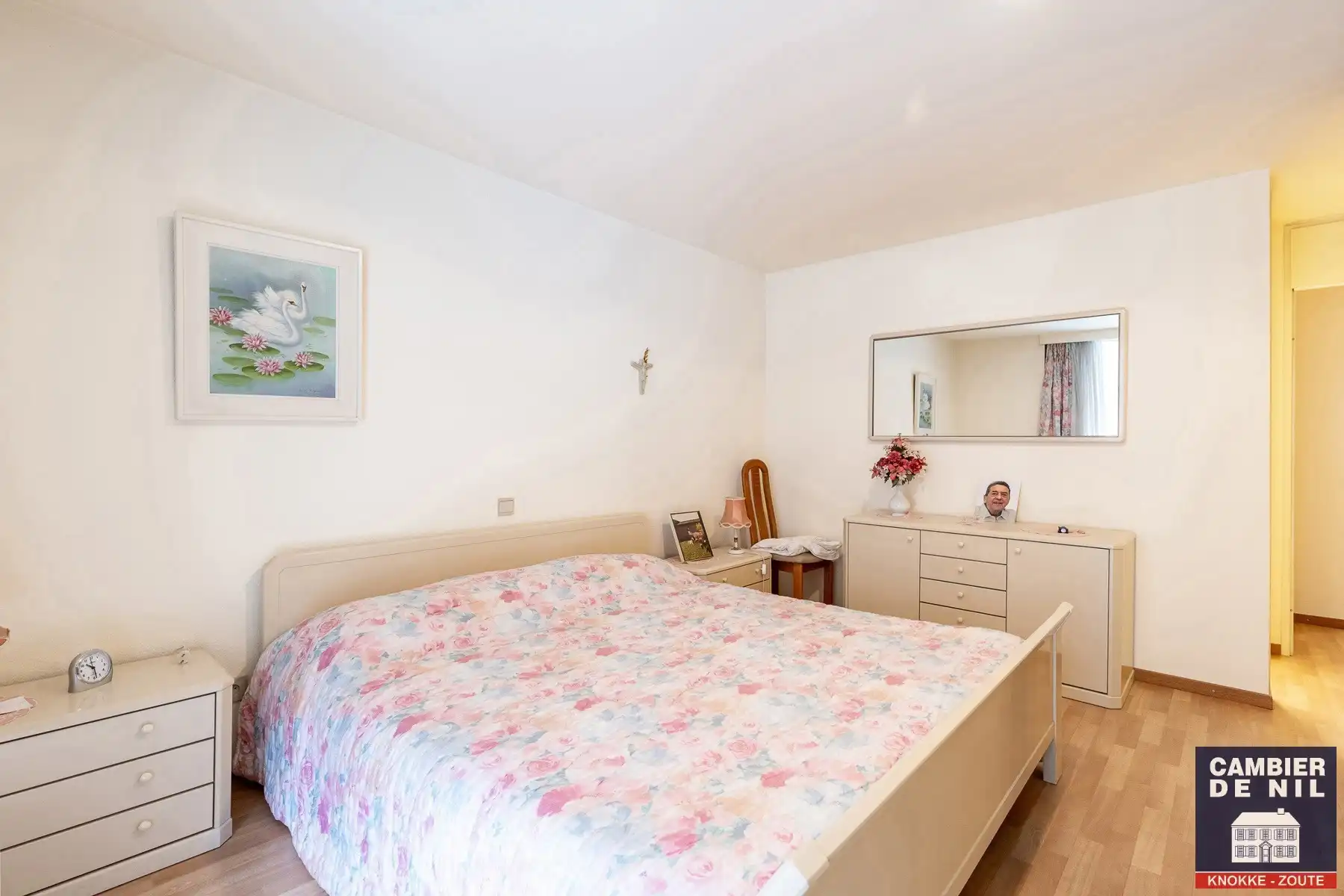 Gemeubeld appartement met frontaal zeezicht aan het Vanbunnenplein foto 23