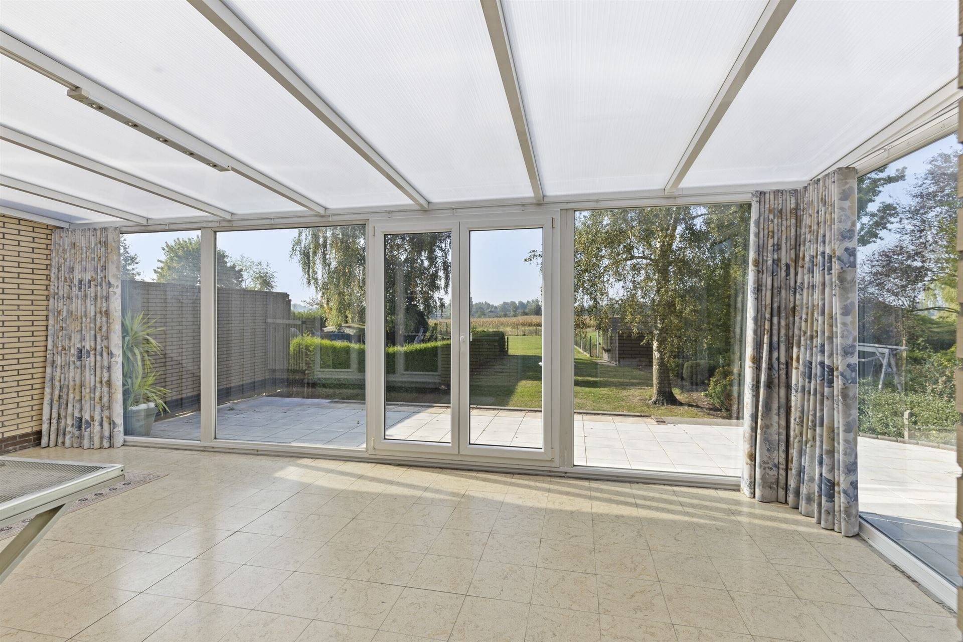 Woning met grote tuin, 3 slpks., veel licht en grote garage. foto 9