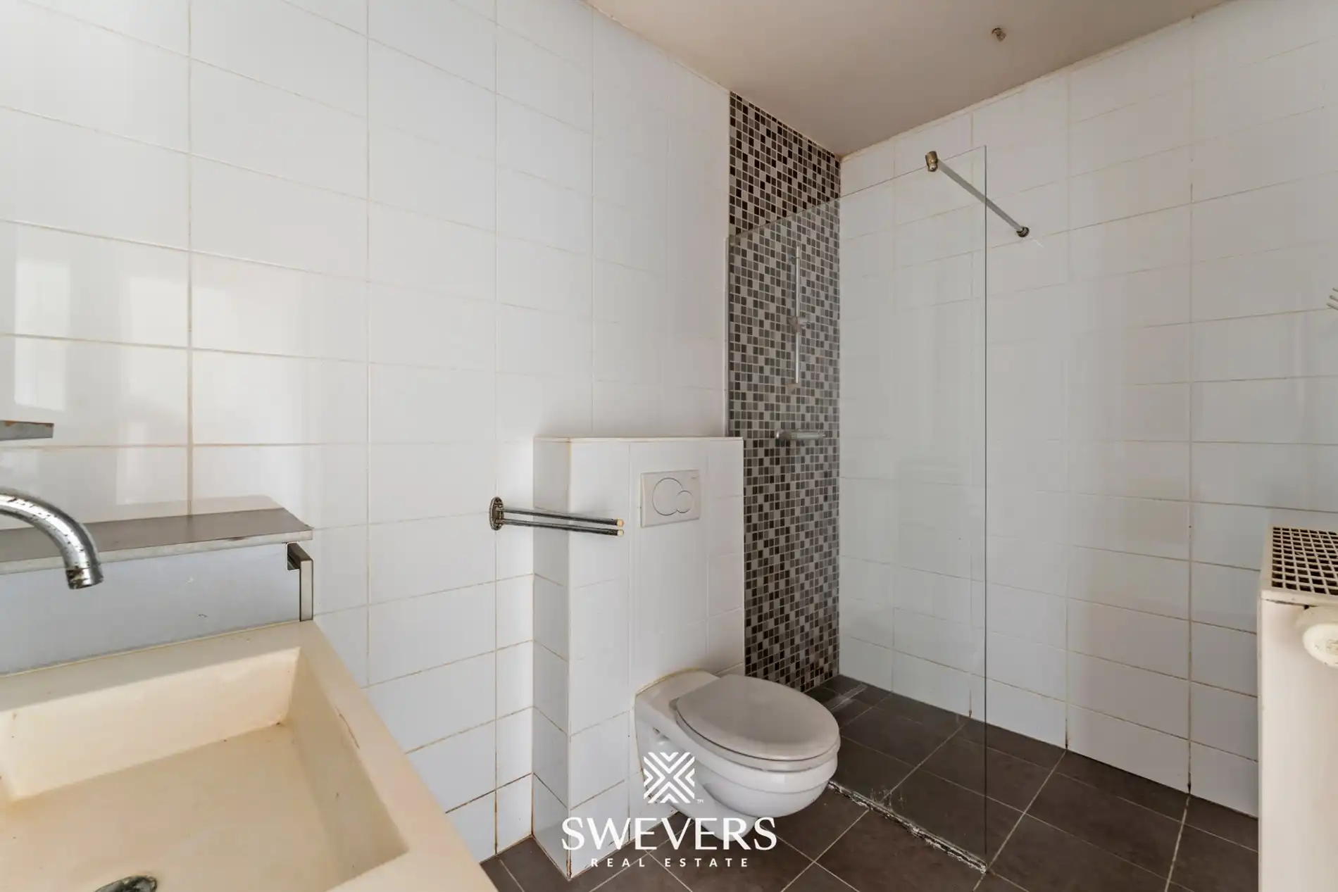 Centraal op te frissen appartement met potentieel in Halen foto 12