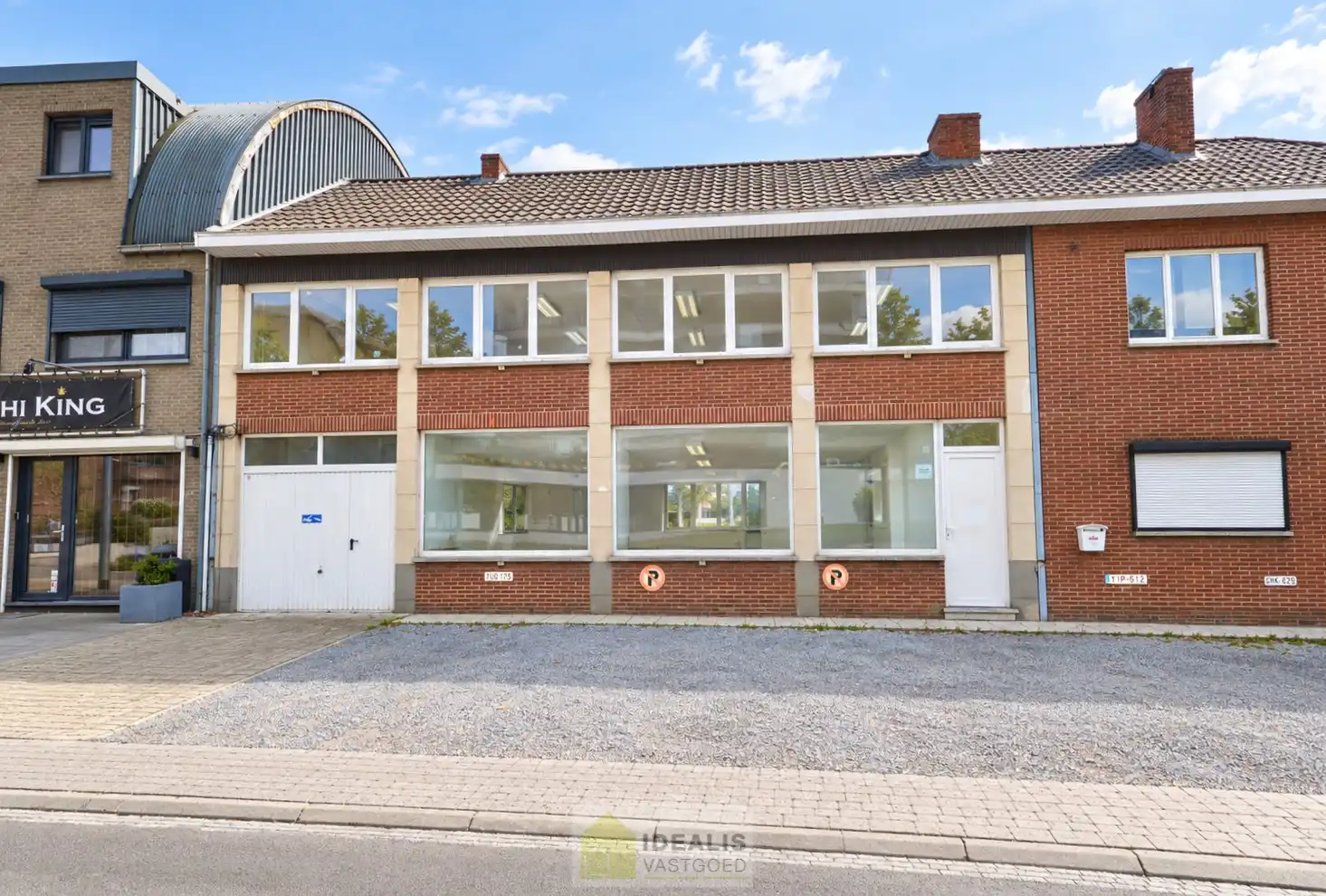 IDEALIS VASTGOED - HANDELSRUIMTE OP EEN ZEER GUNSTIGE COMMERCIËLE ZICHTLOCATIE IN HET CENTRUM VAN BERINGEN! Deze handelsruimte van + - 158m² is gelegen langs de Scheigoorstraat  in het centrum van Beringen waardoor het een toplocatie is. Bovendien is er ruim voldoende privatieve parkeergelegenheid voor de handelsruimte. Gemakkelijk te bereiken te voet, per auto én openbaar vervoer en gelegen op een absolute zichtlocatie! foto 2