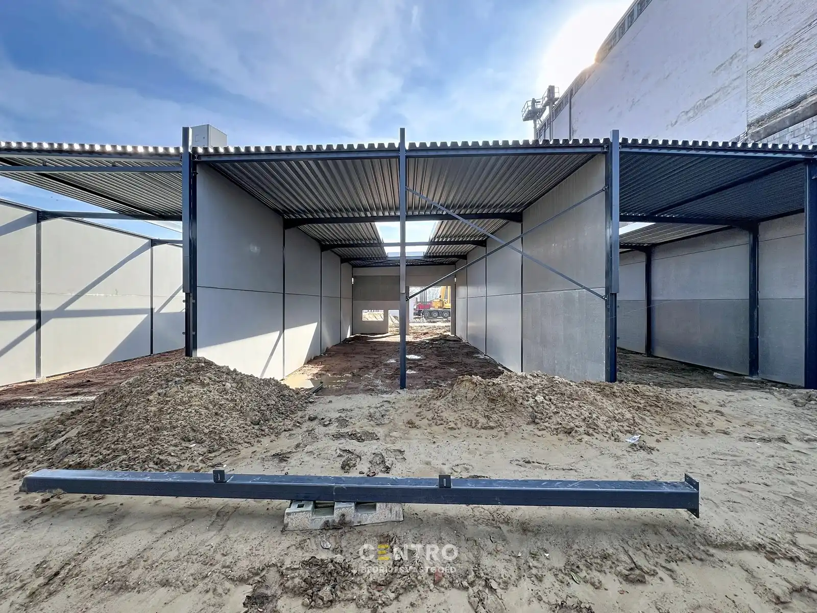 Nieuwbouw KMO-units van 220 en 245m² TE HUUR (VH van 7m, 2 parkings, aparte loopdeur en raam), te Kerkhove (Avelgem). foto 9