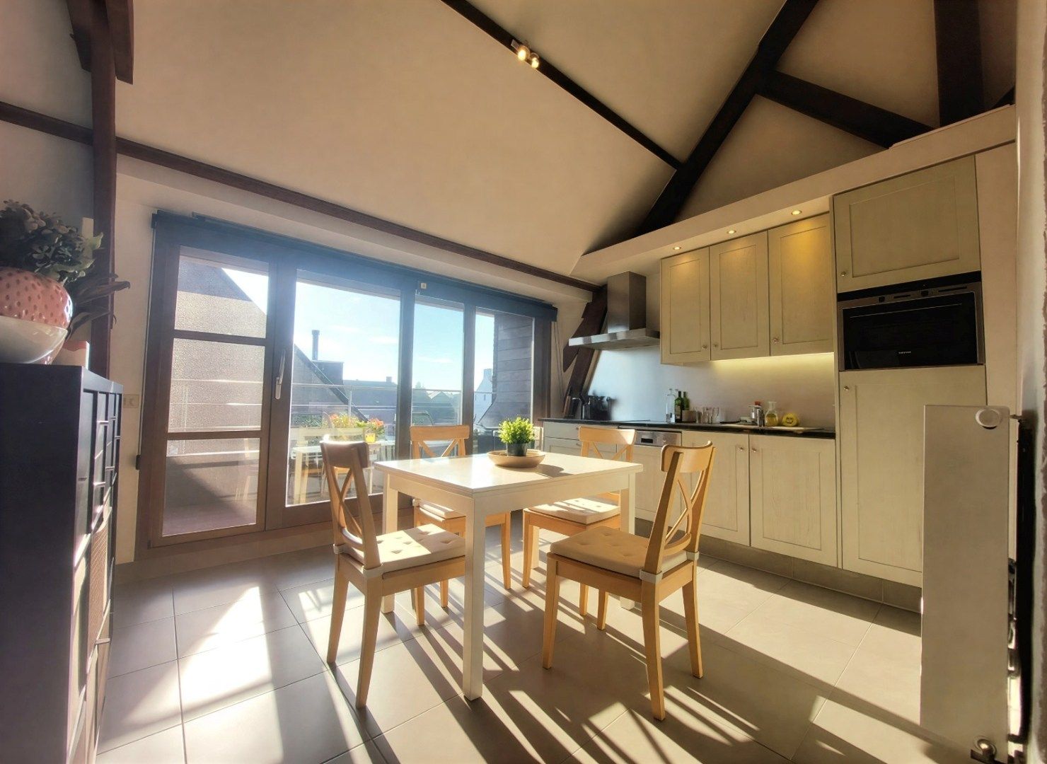 GEZELLIGE STUDIO IN HET CENTRUM VAN AARSELE MET 1 SLPK | TERRAS EN AUTOSTAANPLAATS foto 2