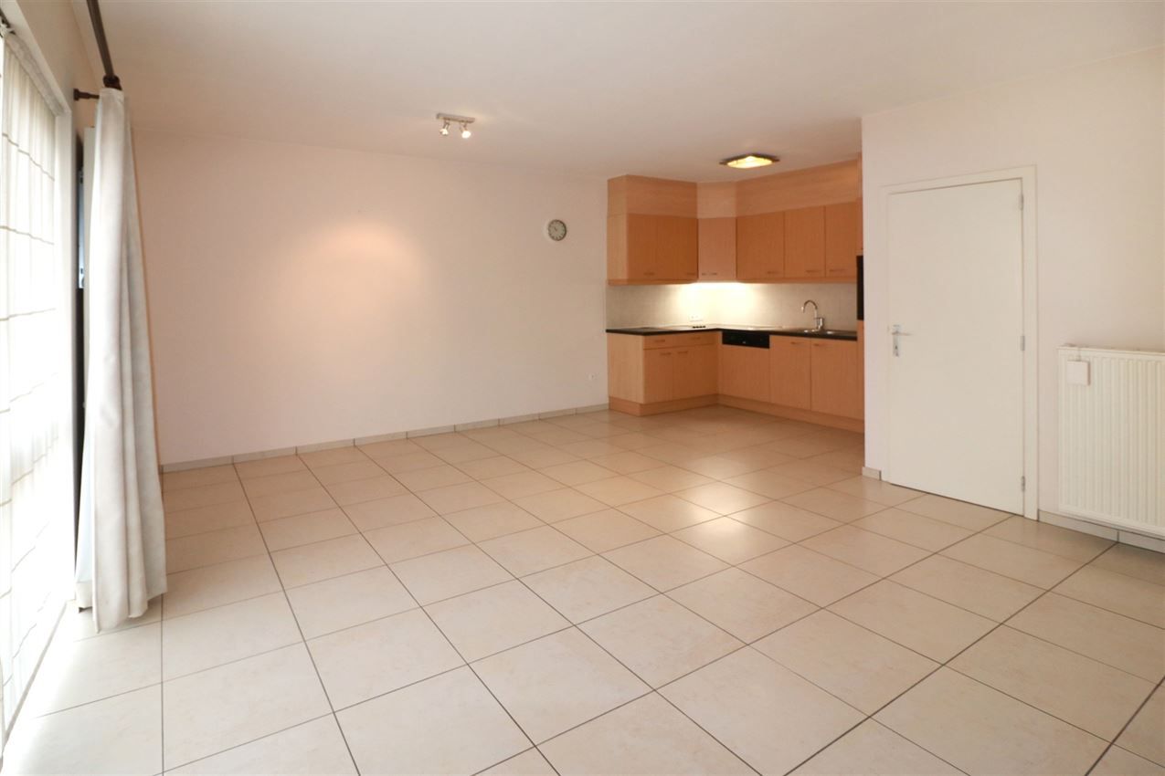 Gunstig gelegen, gelijkvloers appartement met 2 slpk. en terras foto 6