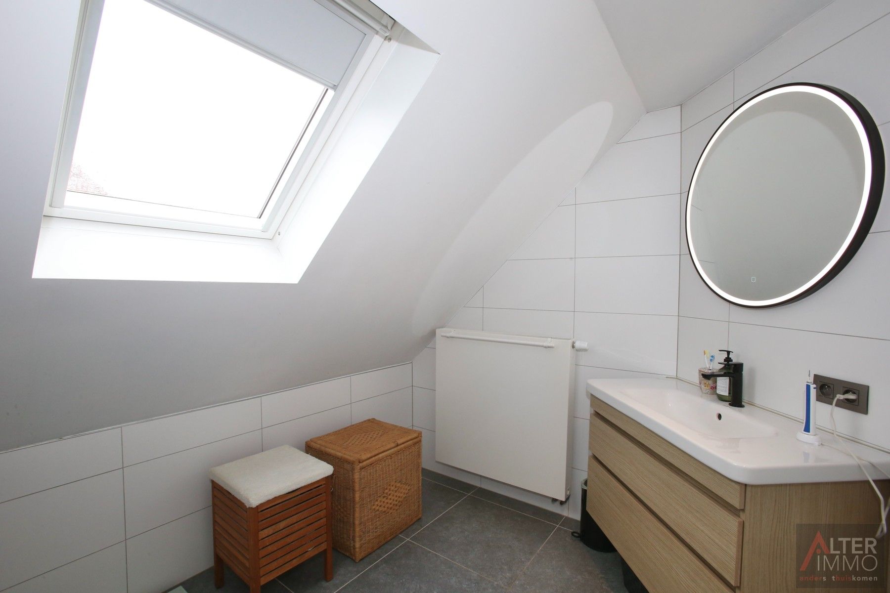 VERKOCHT! Instapklaar, gerenoveerd landhuis (205m2 NBO) met 3 slaapkamers, inpandige garage, zonnepanelen en een uitstekend EPC op een perceel van 8a 16ca - uitstekende ligging vlakbij Zolder centrum. foto 24