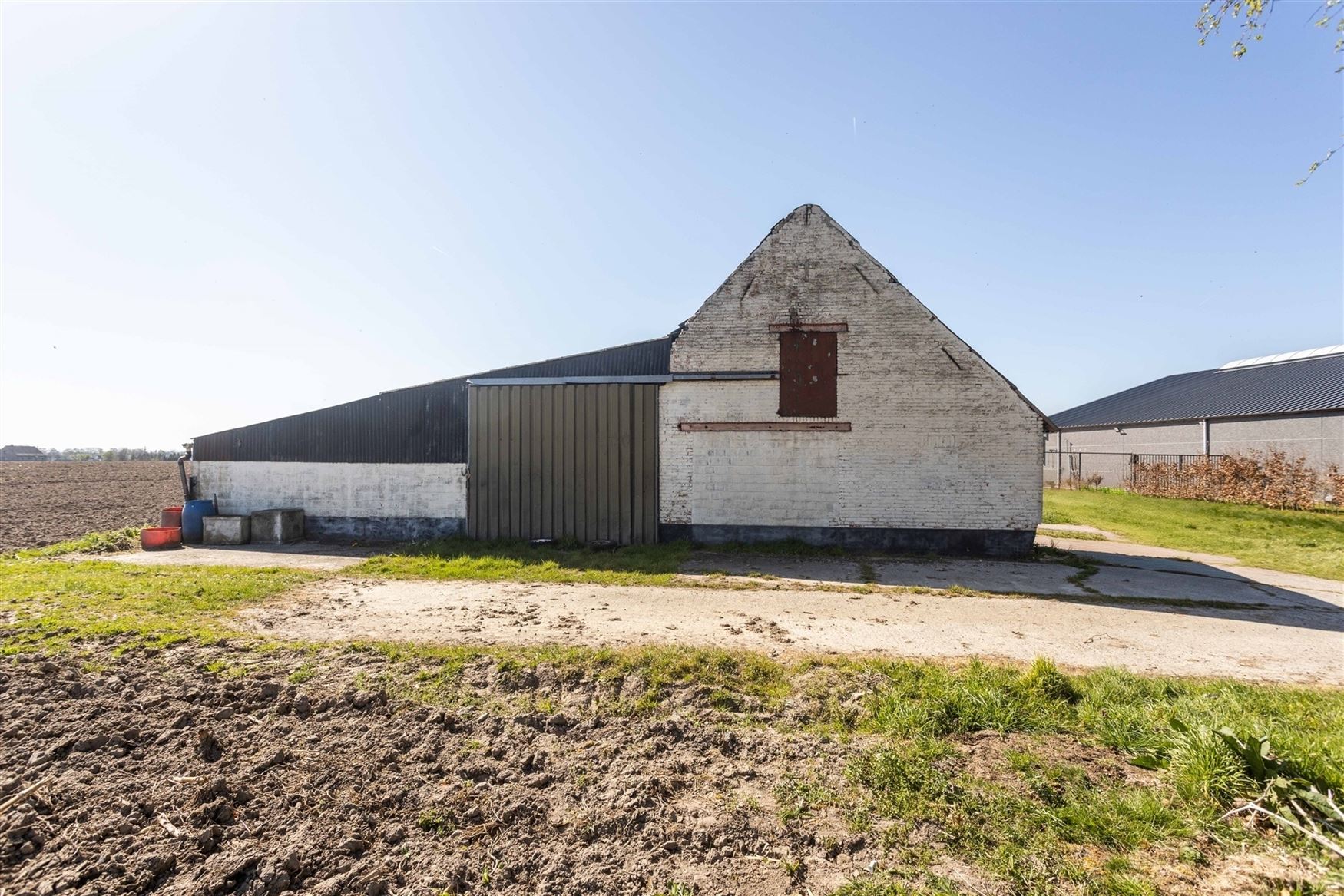 Uniek gelegen hoeve met bijgebouwen foto 9