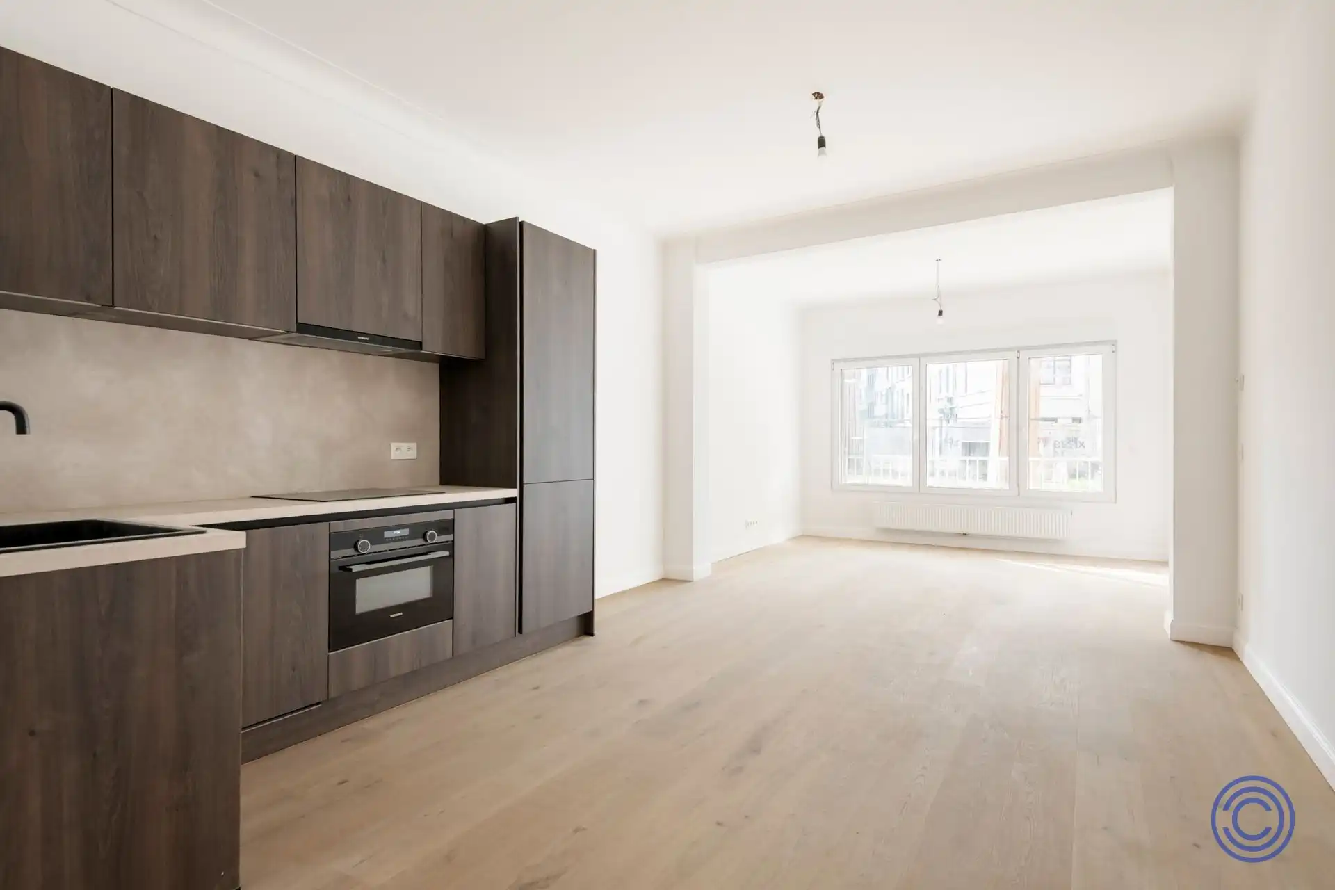 Volledig gerenoveerd appartement met kantoor en groot terras! foto {{pictureIndex}}