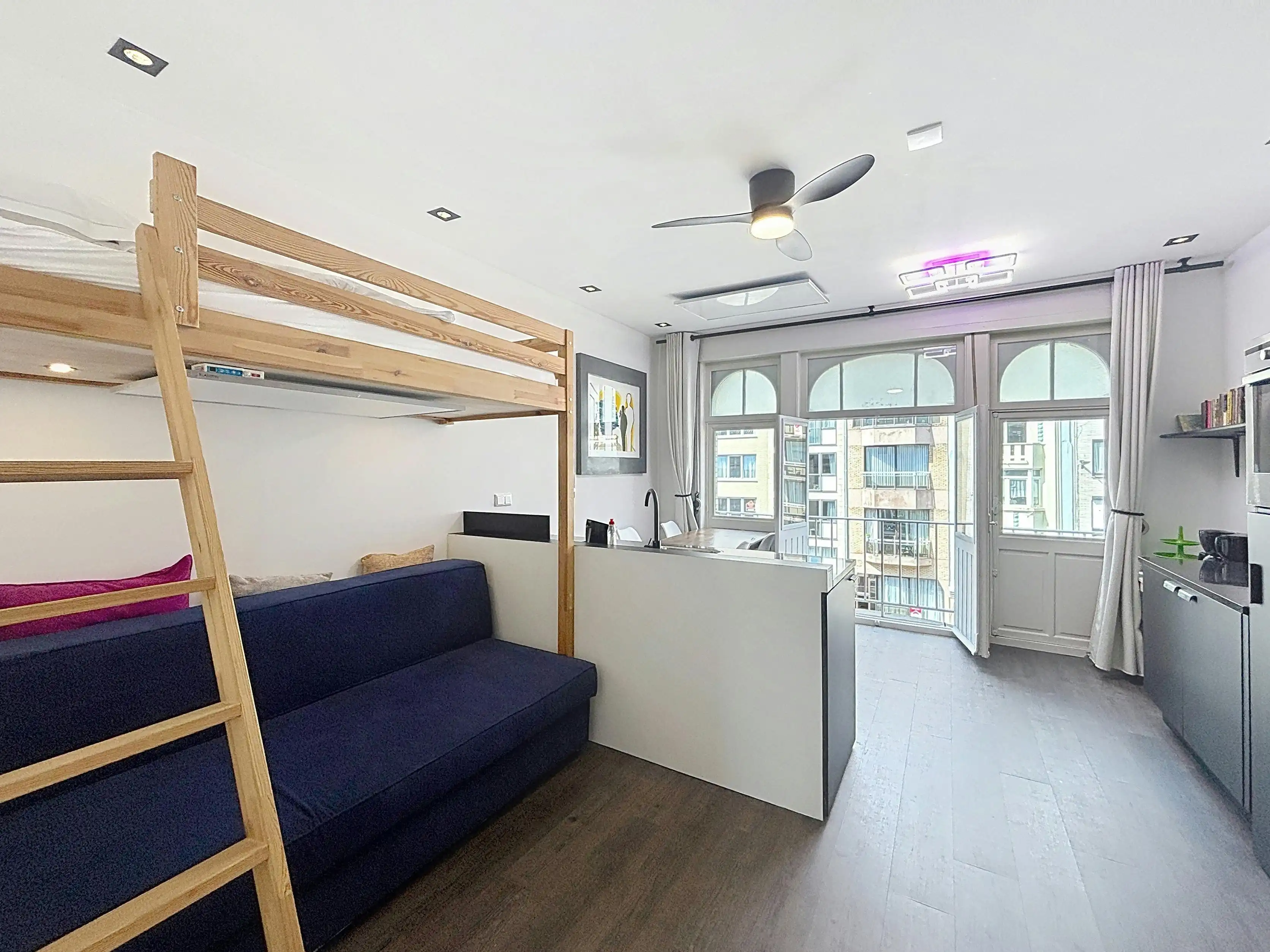 Gerenoveerd appartement op een steenworp van het strand foto 6