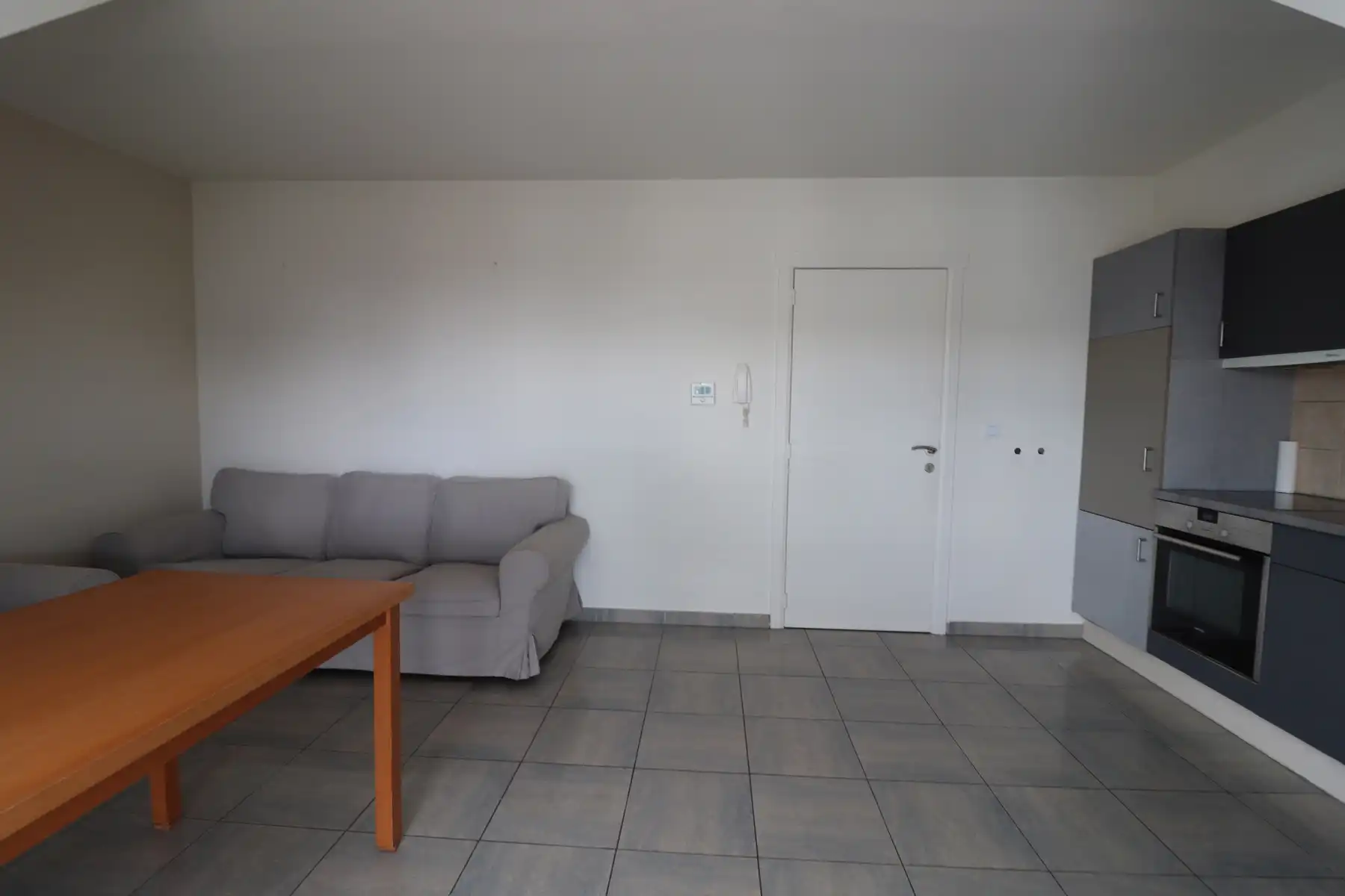 Appartement op de 2de verdieping links met terras en garage. foto 3