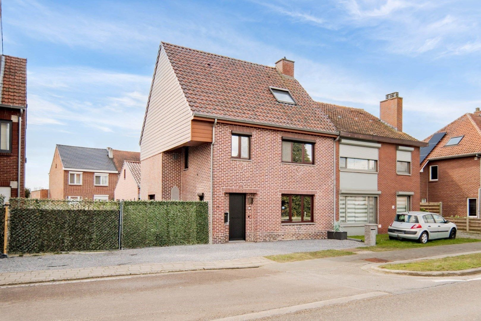 Gerenoveerde, goed onderhouden woning nabij het centrum van Bree mét een grote garage/werkplaats bereikbaar langs de Filterstraat aan de achterzijde van de woni foto {{pictureIndex}}