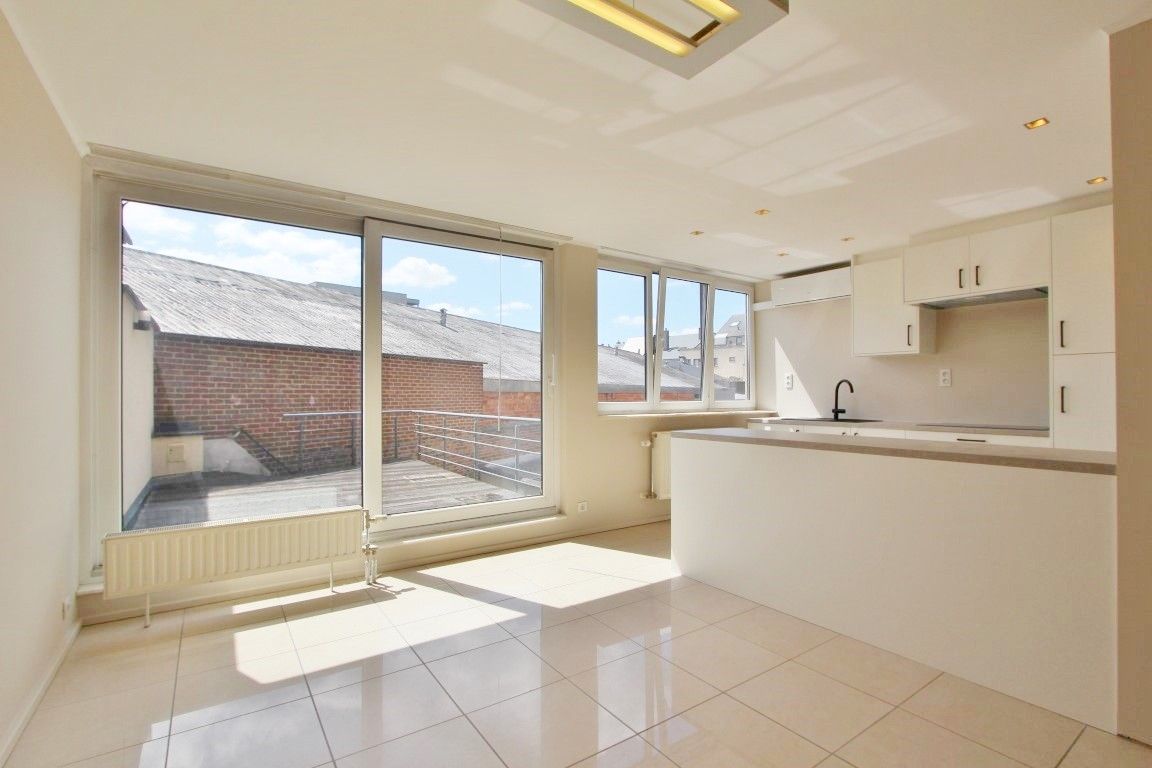 Ruim duplex appartement te huur in het centrum van Sint-Truiden foto 8