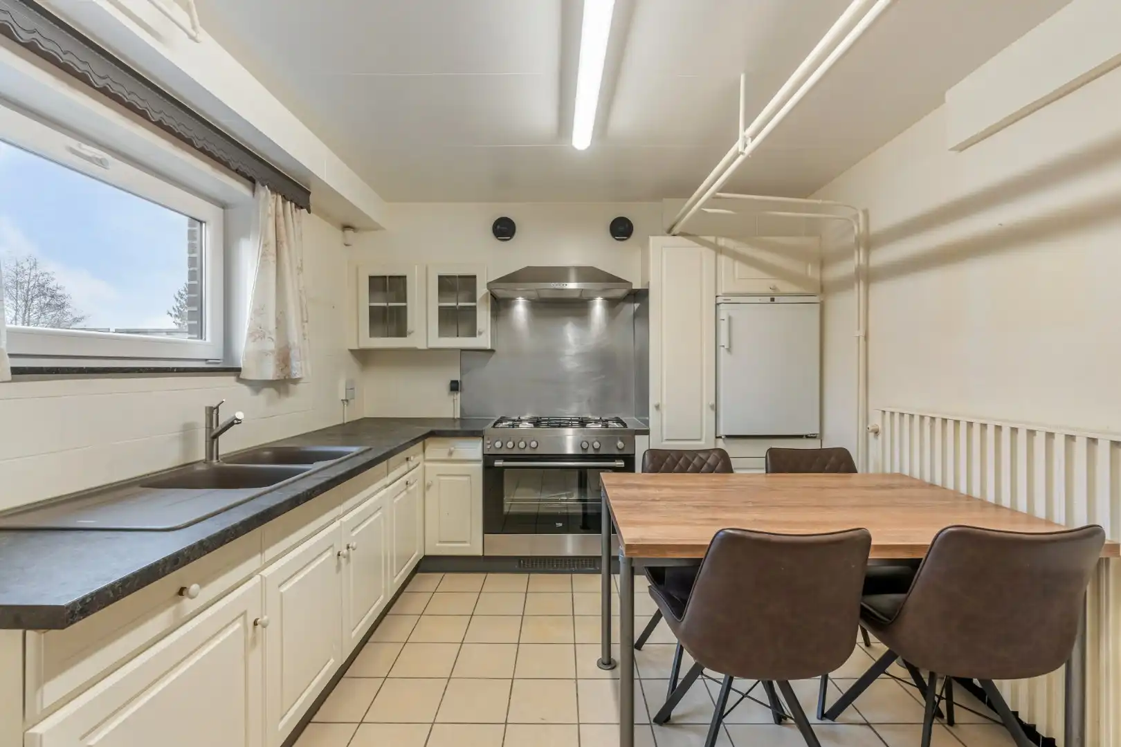 Halfvrijstaande woning op een perceel van 7a31ca, met aparte bureelruimte en inpandige garage! foto 8