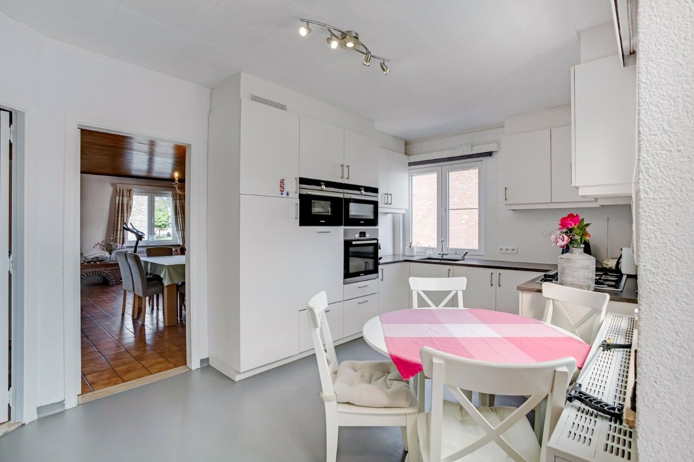 Vrijstaande, charmante woning met 3 grote slpk. en garage op 398 m² foto 10