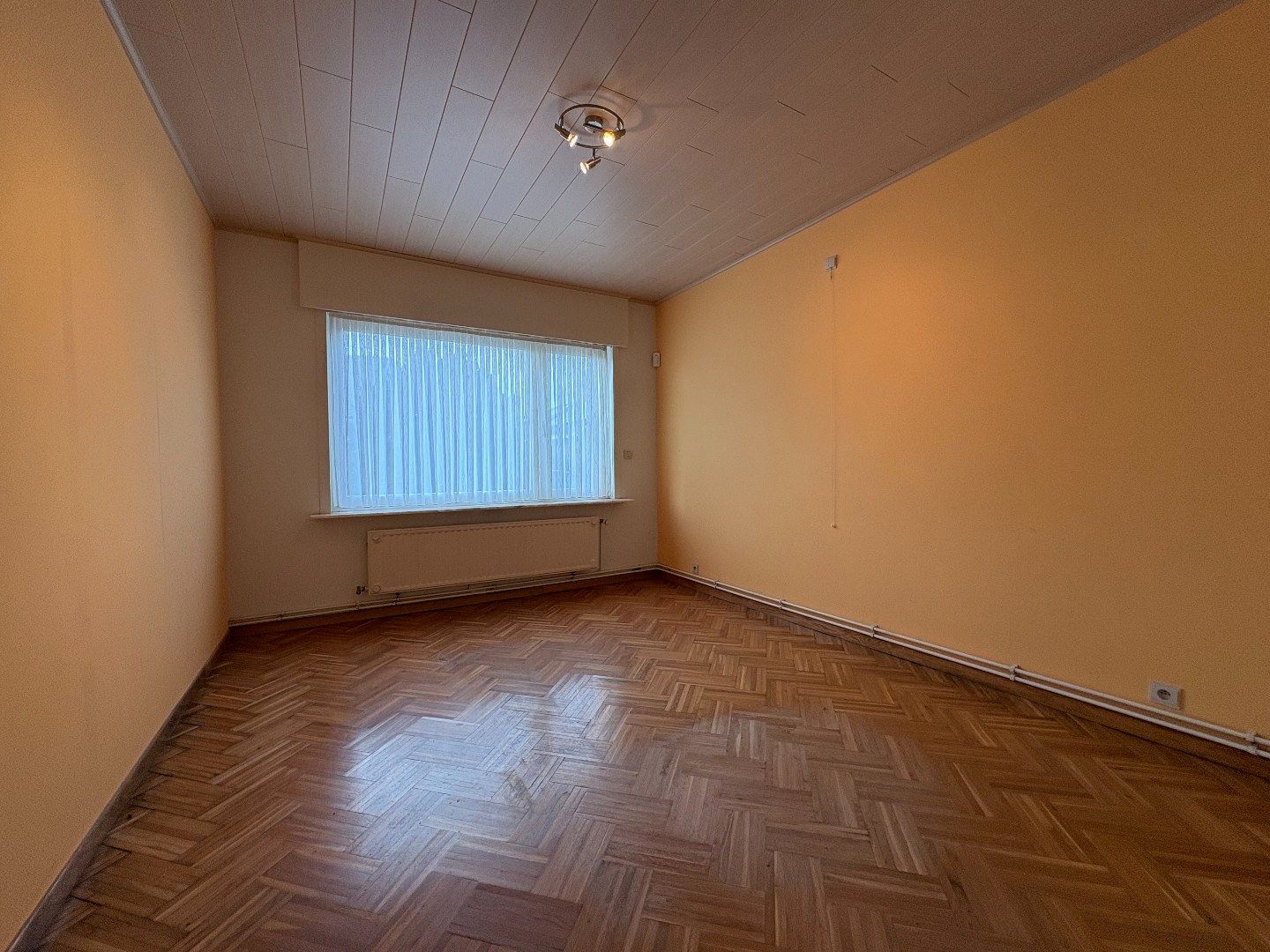 Ruime en goed onderhouden bungalow met zonnige tuin– Elverdinge dorpskern. Opp: 884m². foto 13