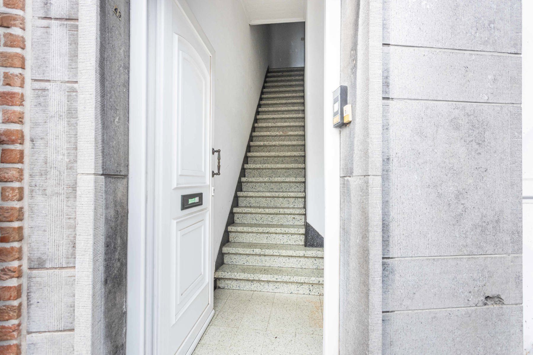 Te koop: te renoveren appartement in hartje Aalst! foto 2