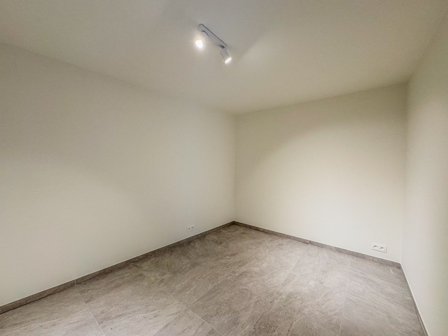 Gerenoveerde bel-etagewoning met 3 slaapkamers, garage en terras. foto 12