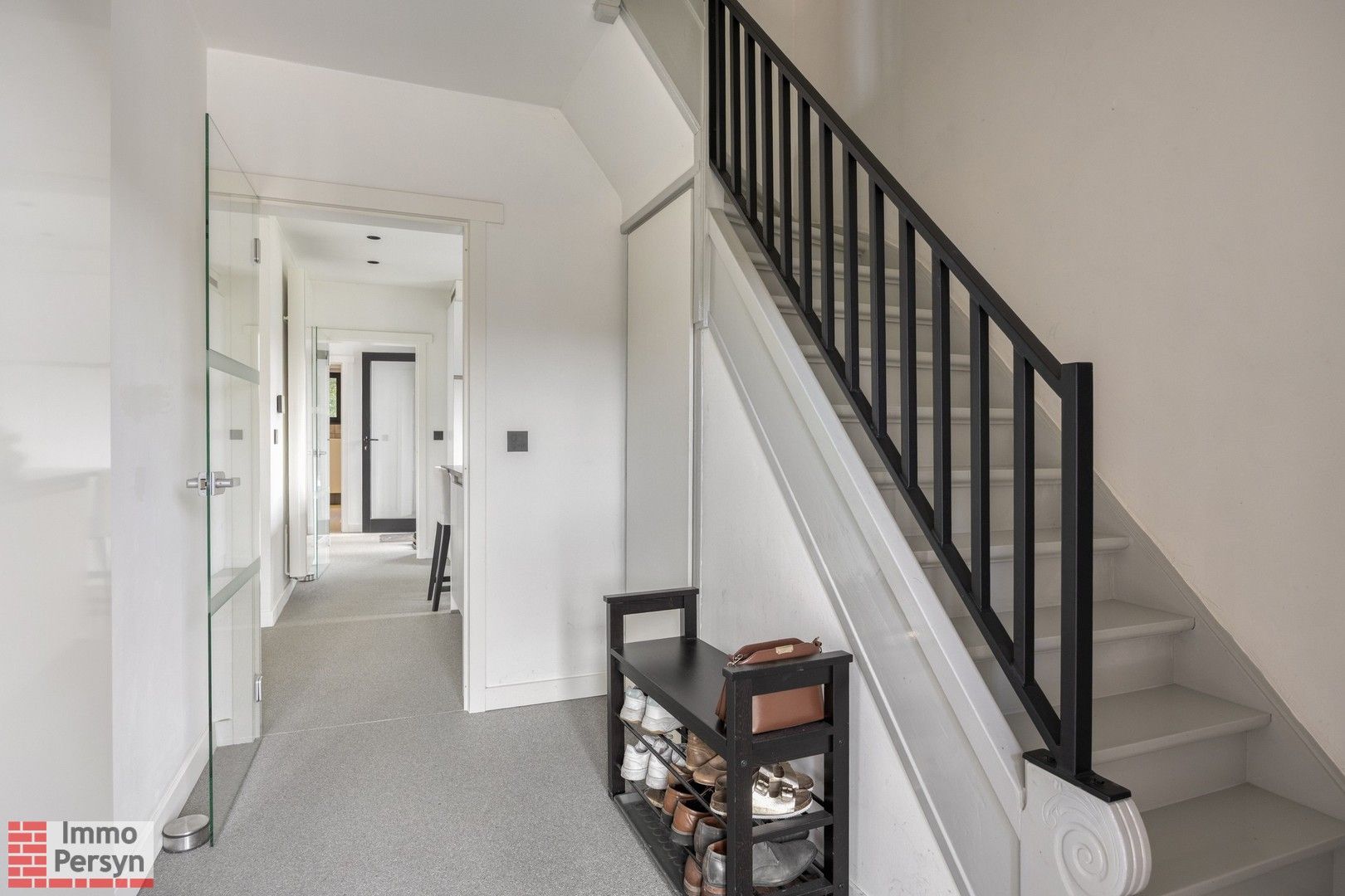 Instapklare en volledig gerenoveerde woning met 3 slpk en garage foto 3