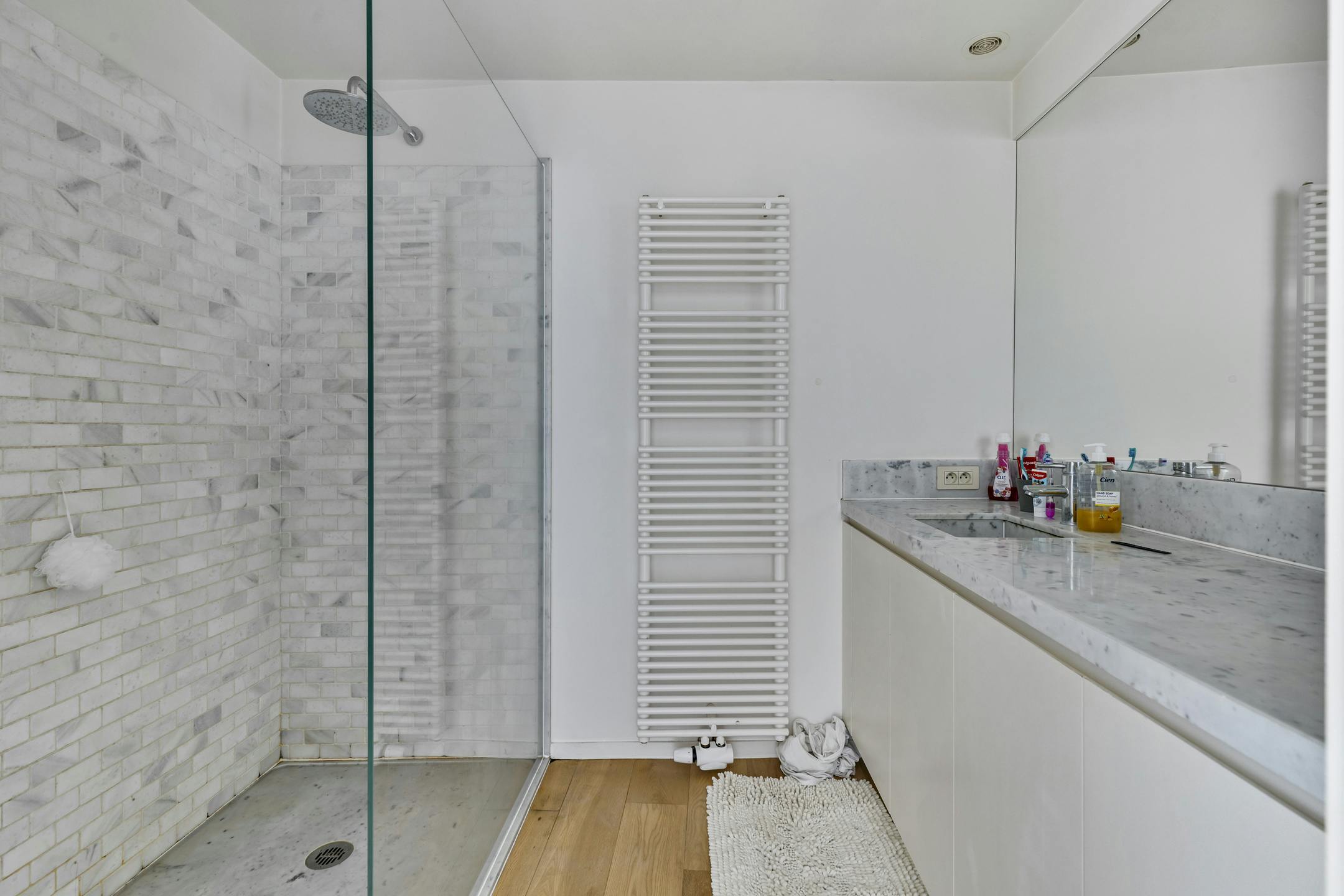 Instapklaar twee slaapkamer appartement te koop in Zeebrugge foto 11