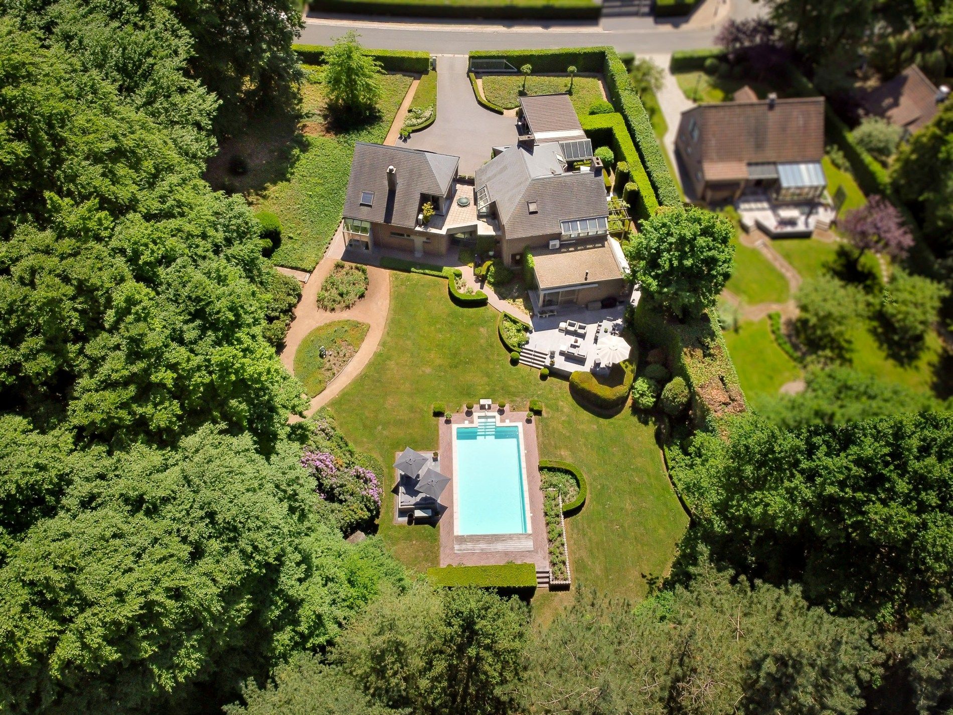 Architecturale villa op residentiele toplocatie! foto {{pictureIndex}}