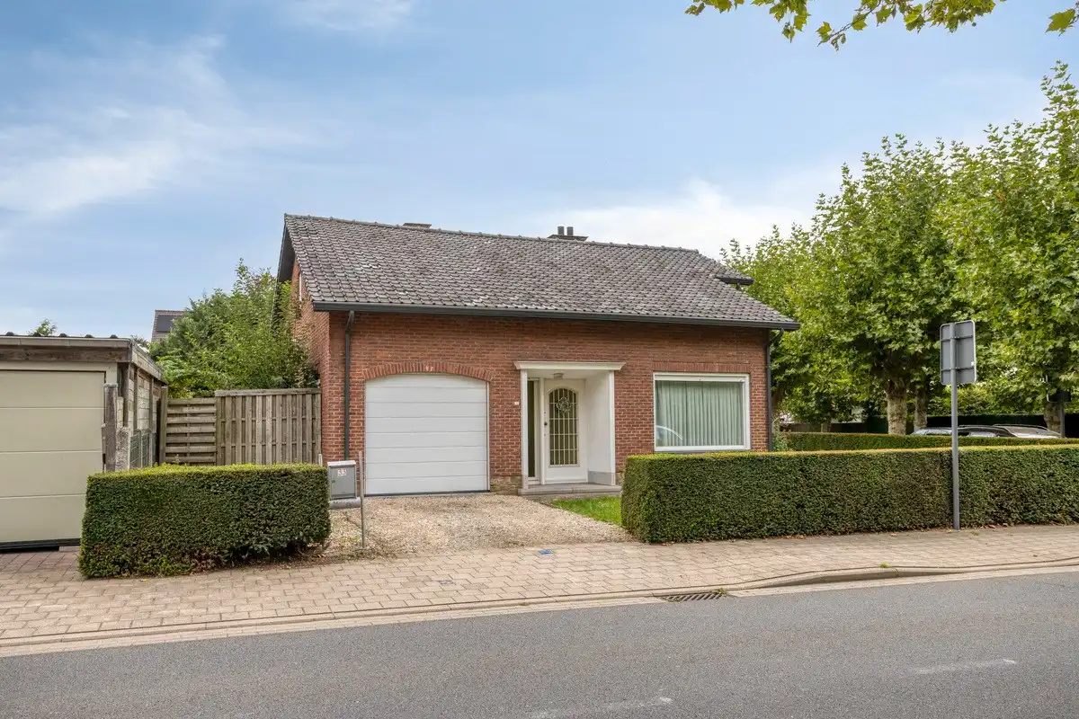 Op te frissen gelijkvloerse woning met 1 slaapkamer en garage! foto 2
